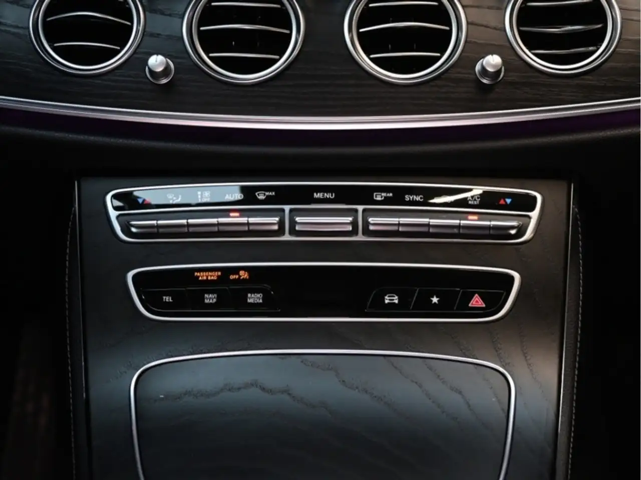 Mercedes-Benz E-Class снимка Mercedes-Benz E-Class