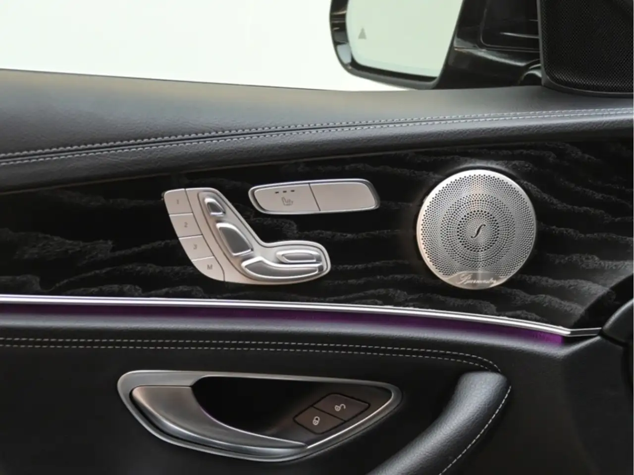 Mercedes-Benz E-Class снимка Mercedes-Benz E-Class