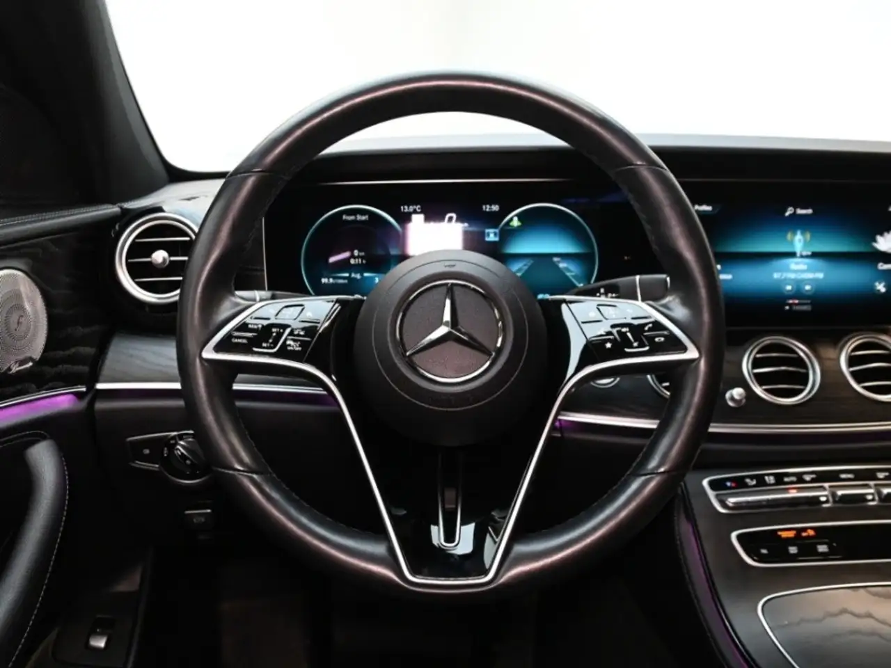 Mercedes-Benz E-Class снимка Mercedes-Benz E-Class