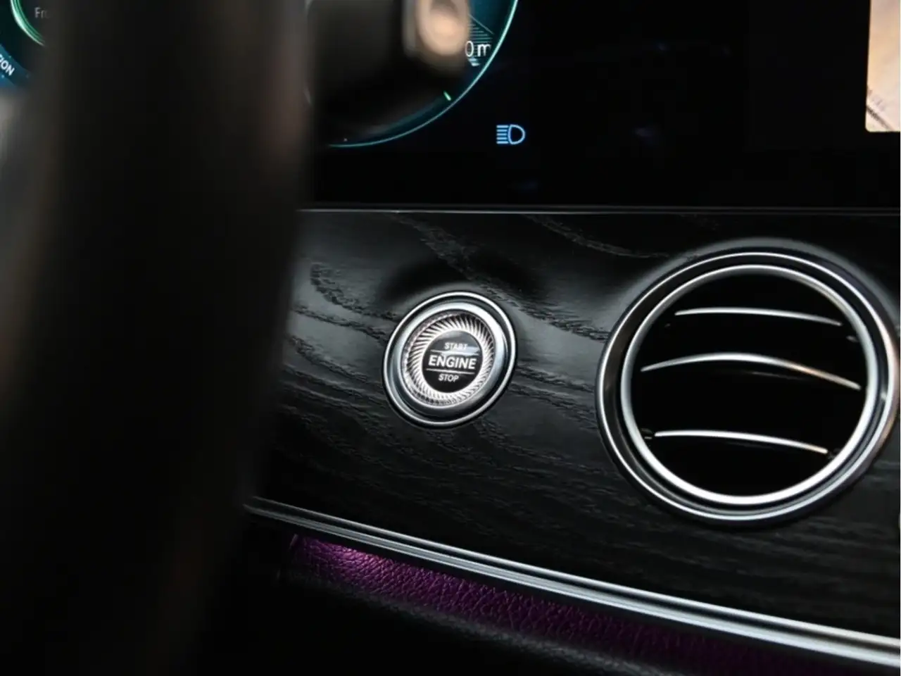 Mercedes-Benz E-Class снимка Mercedes-Benz E-Class