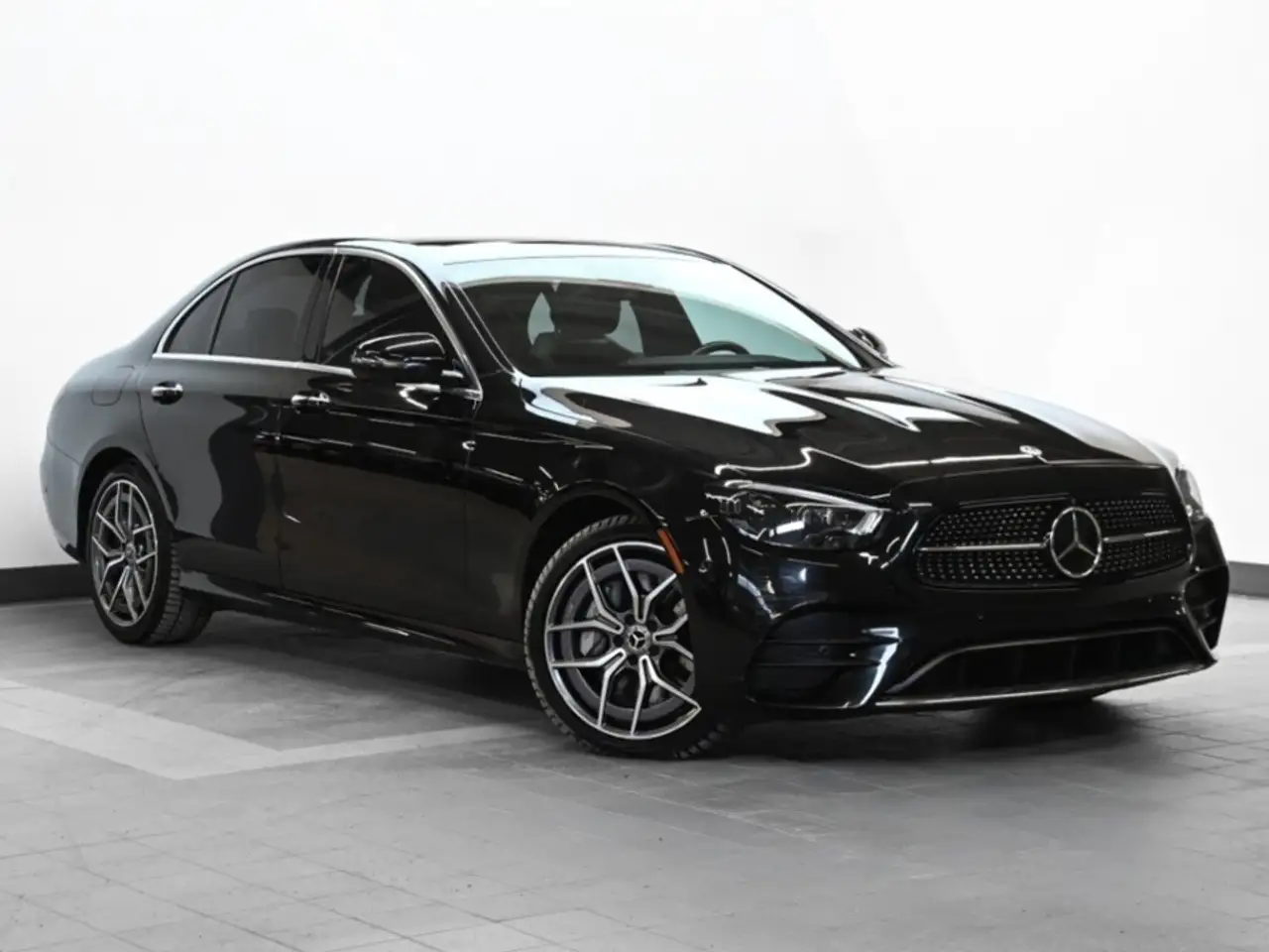 Mercedes-Benz E-Class снимка Mercedes-Benz E-Class