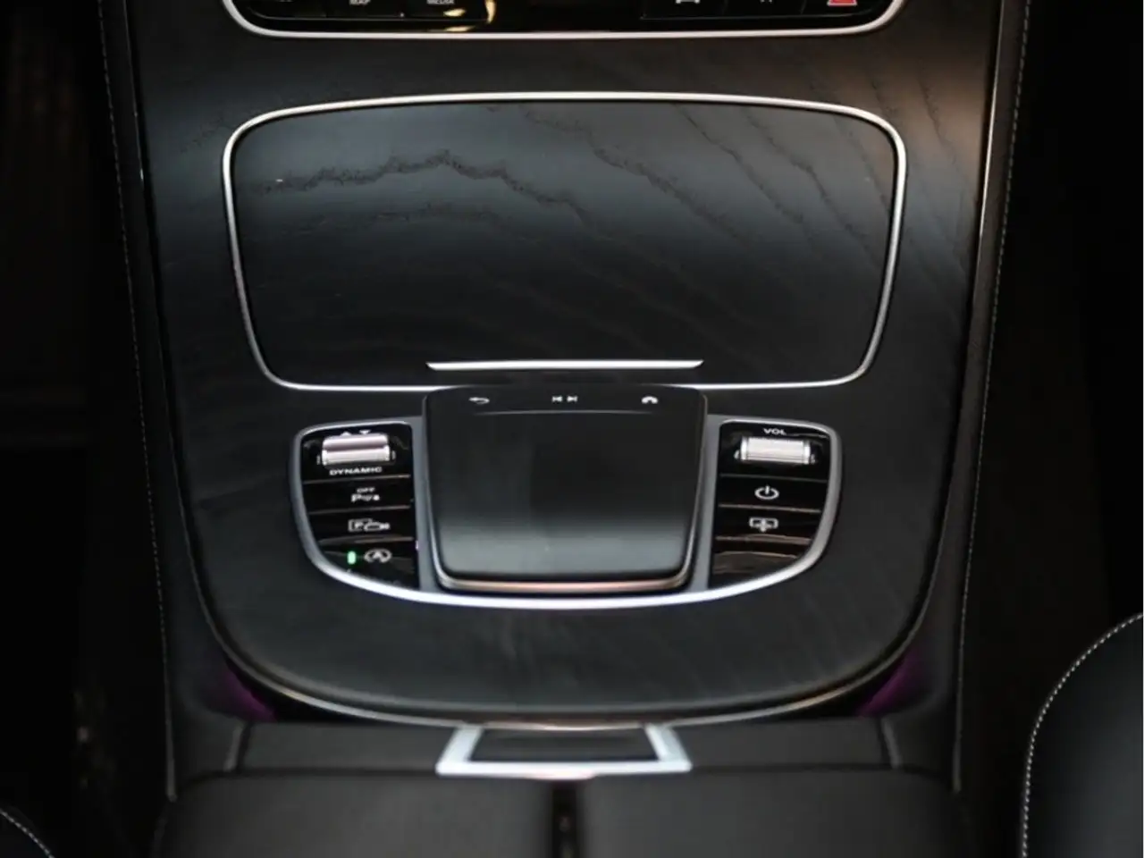 Mercedes-Benz E-Class снимка Mercedes-Benz E-Class