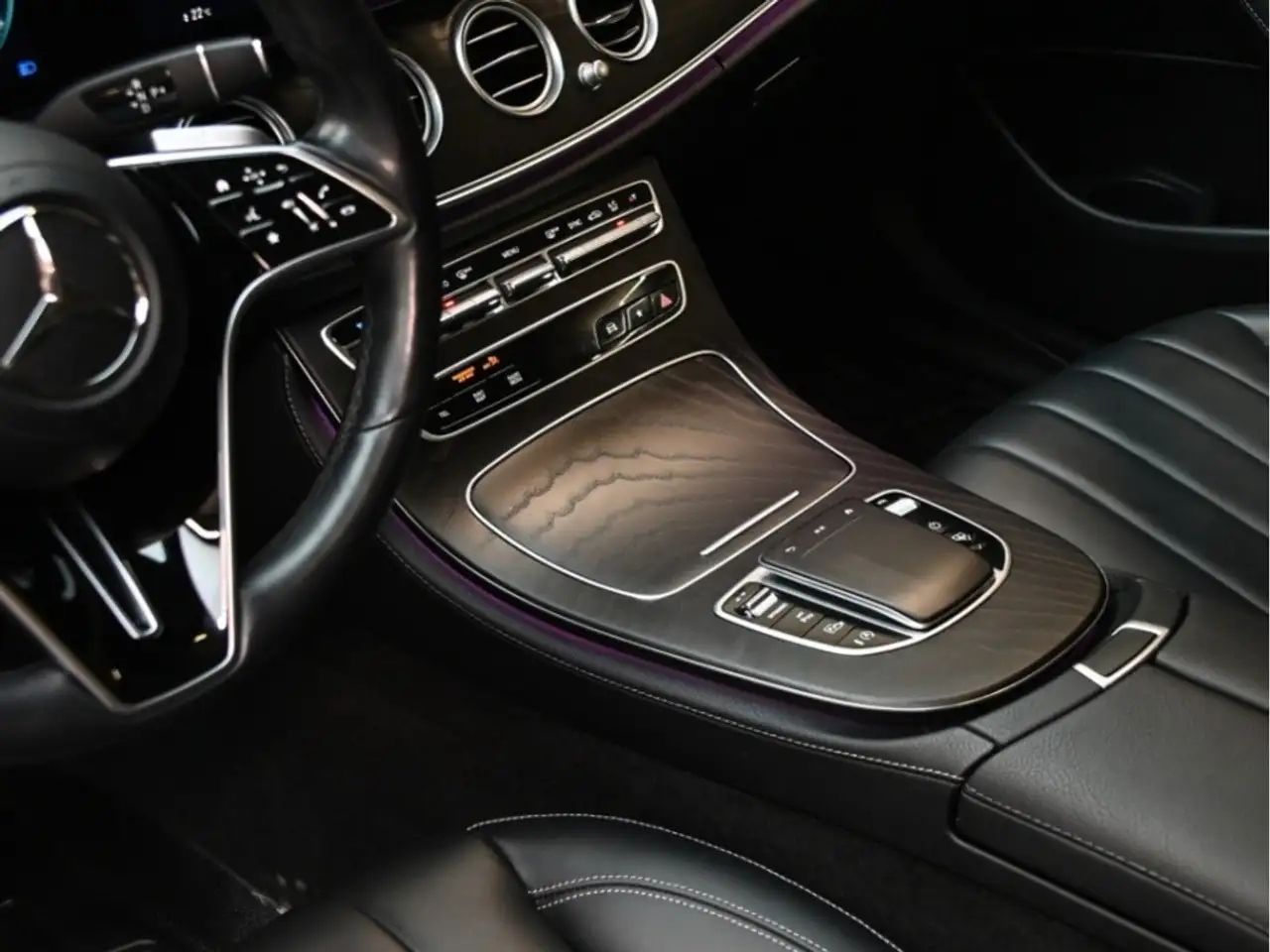 Mercedes-Benz E-Class снимка Mercedes-Benz E-Class