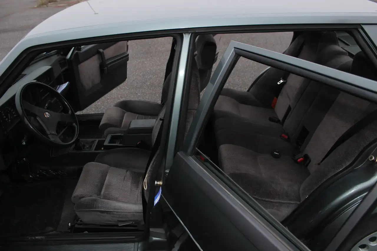 Alfa Romeo 75 2.0i Twin Spark - ASI, foto 6