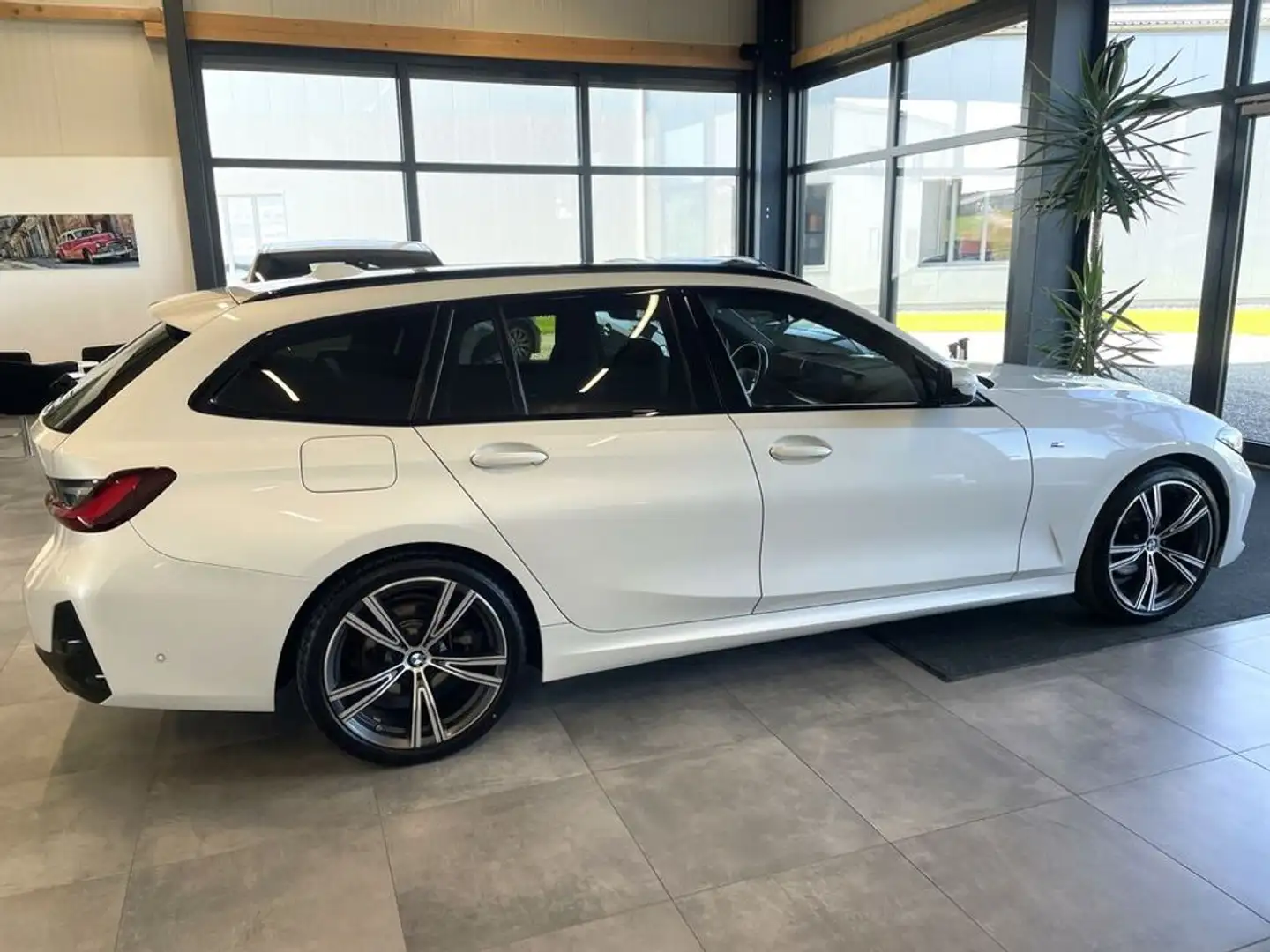 BMW 320 d Touring xDrive M-Sport *LED*PDC*NAV*STH*ACC* Weiß - 2