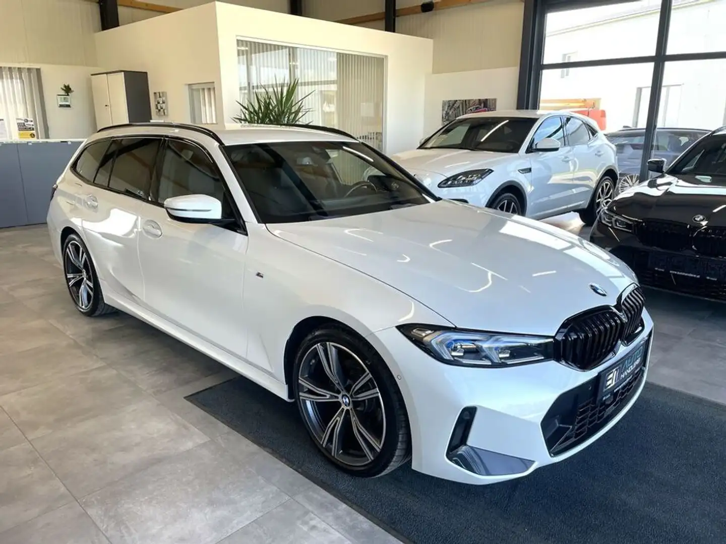 BMW 320 d Touring xDrive M-Sport *LED*PDC*NAV*STH*ACC* Weiß - 1