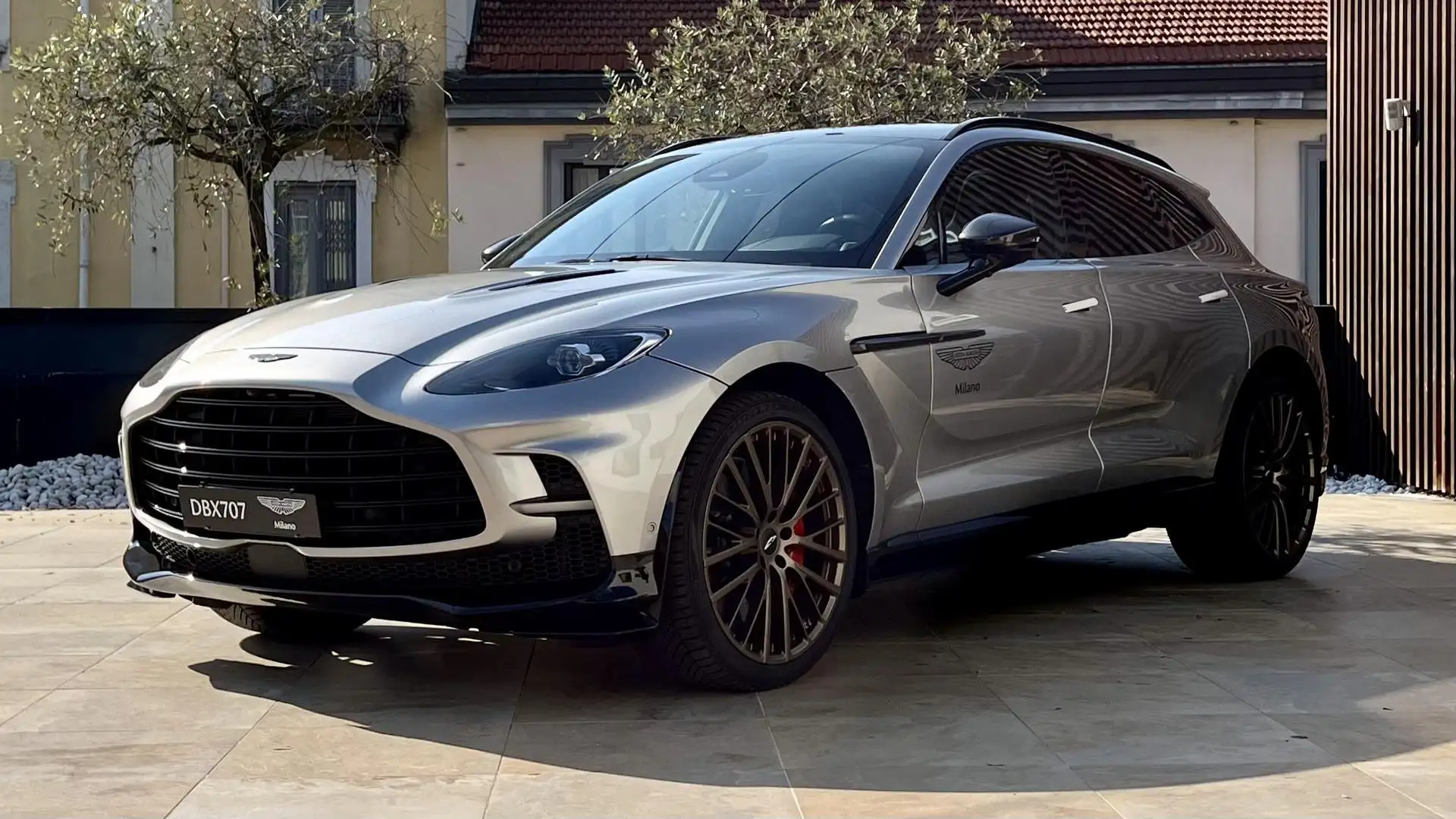 Aston Martin DBX 707 4.0 Срібний - 1