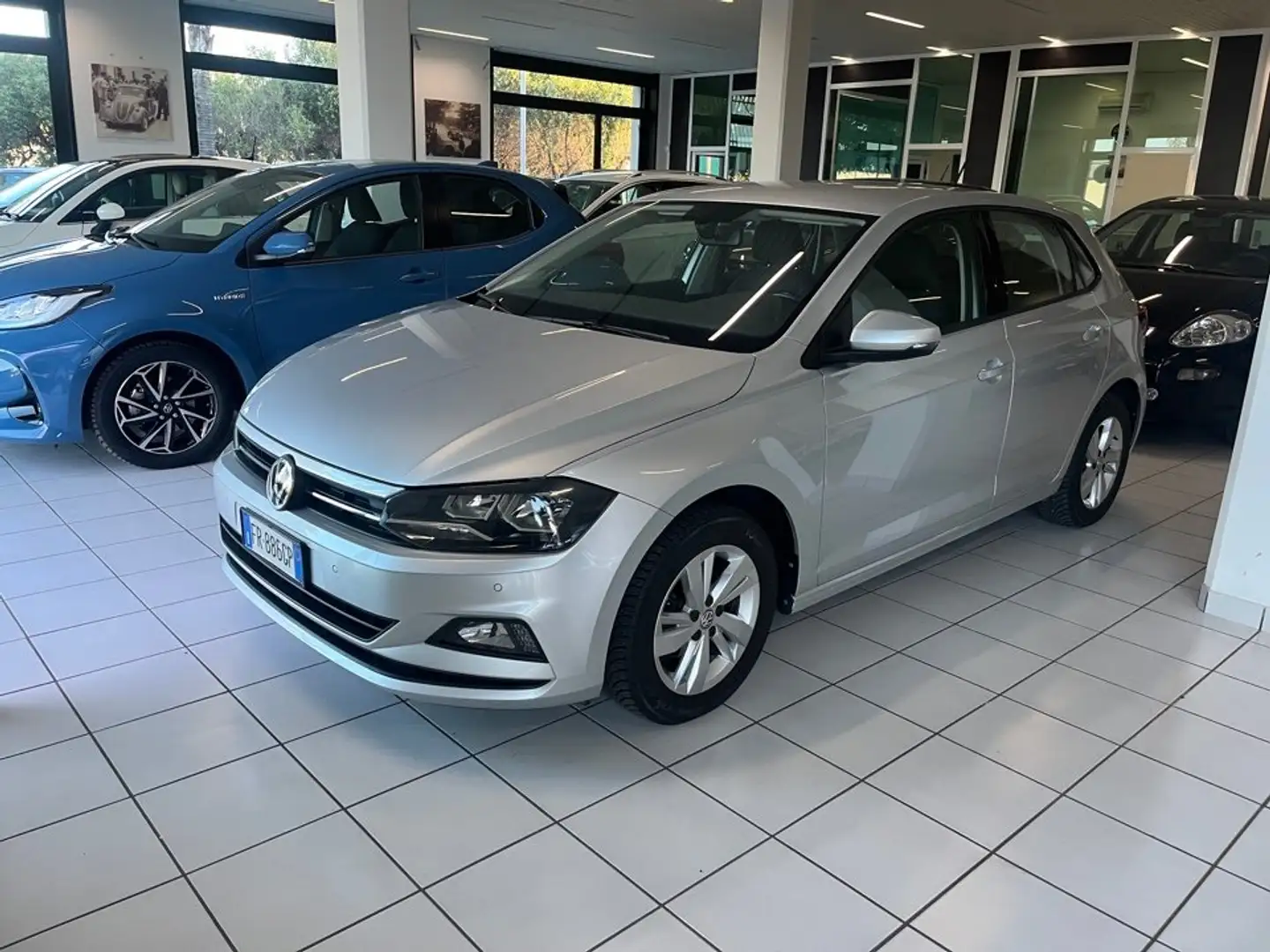 Volkswagen Polo Polo 5p 1.0 tgi Comfortline 90cv Plateado - 2