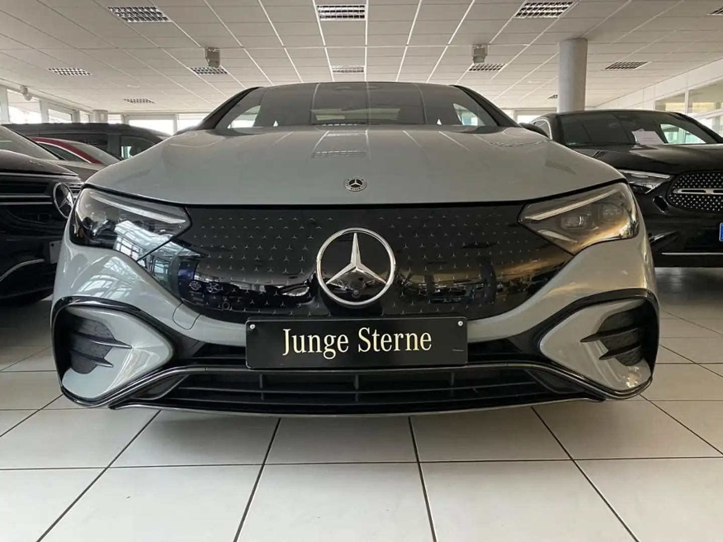 Mercedes-Benz EQE 500 4M AMG Line Premium Plus Multikontur Nig Grau - 2