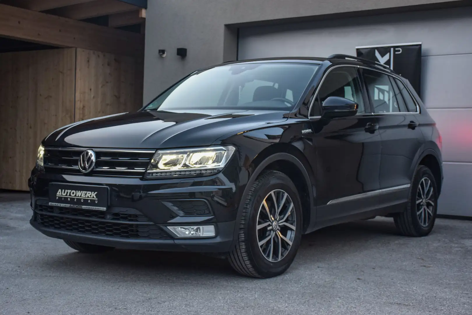 Volkswagen Tiguan 2,0 TDI SCR 4Motion Comfortline DSG Schwarz - 1