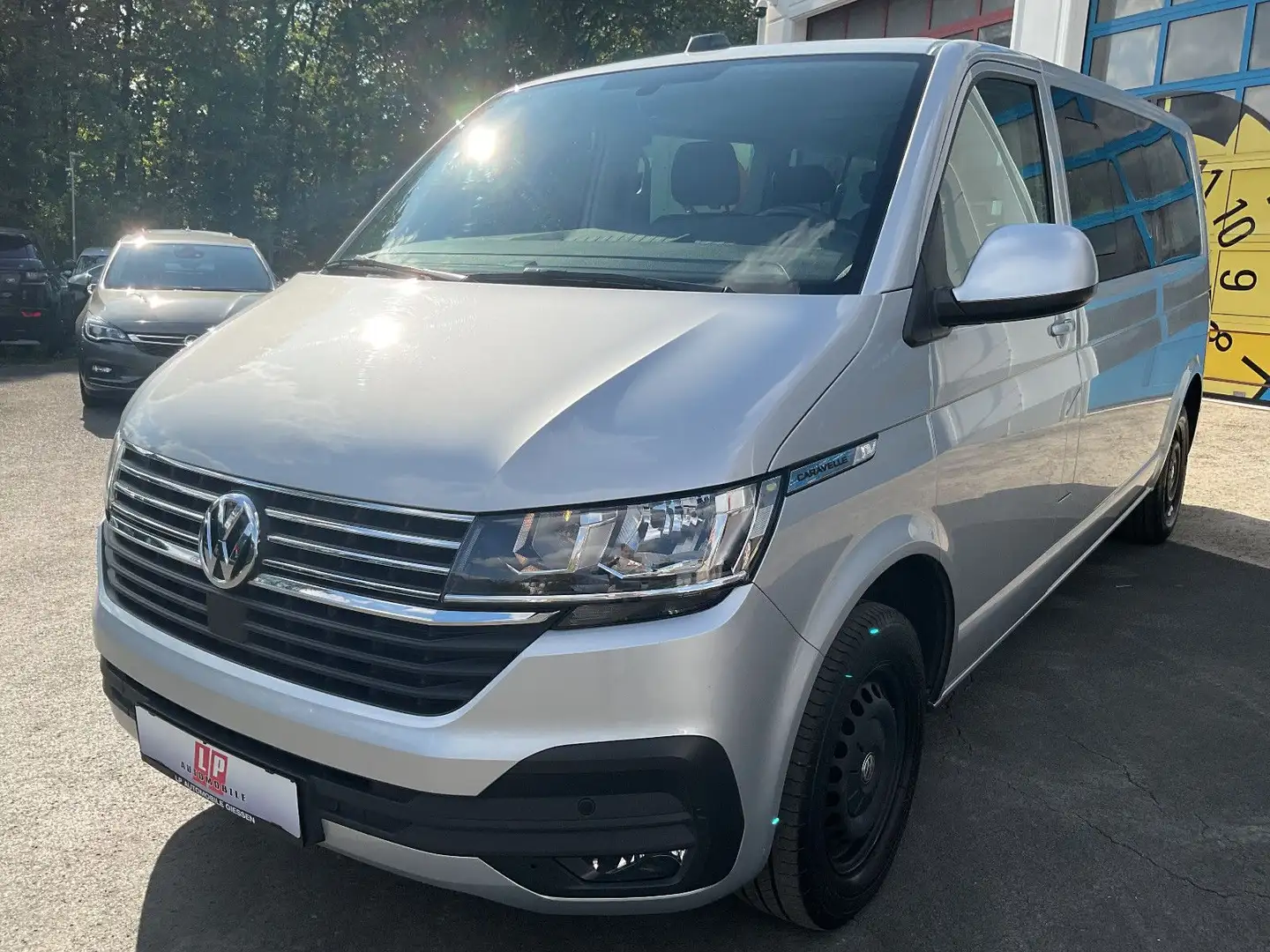 Volkswagen T6 Caravelle T6.1 Caravelle 2.0 TDI 150 PS DSG Lang Navi ACC Silber - 1