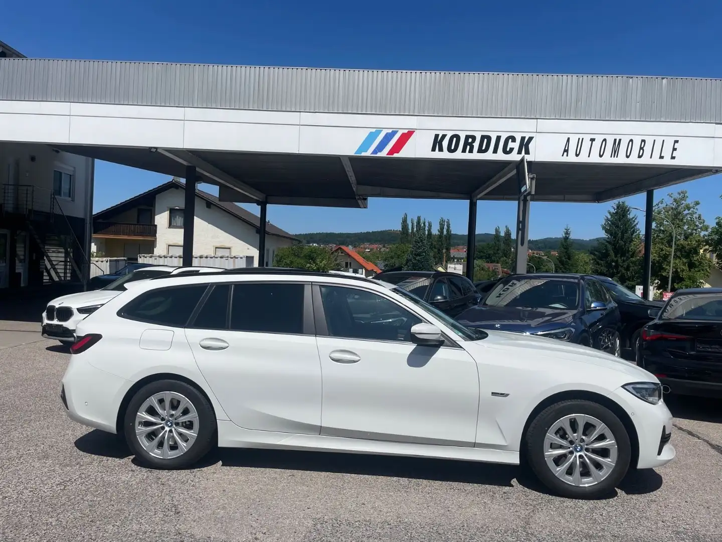 BMW 330 e TOURING G21 "AD."/SPORTSITZ/AHK/ACC/HUD/CAM Weiß - 1