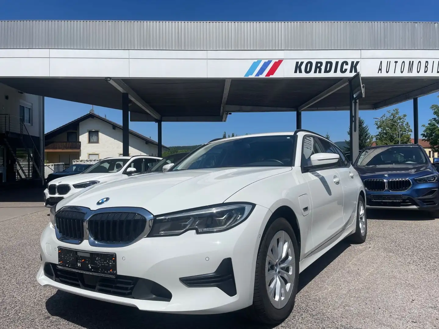 BMW 330 e TOURING G21 "AD."/SPORTSITZ/AHK/ACC/HUD/CAM Weiß - 2