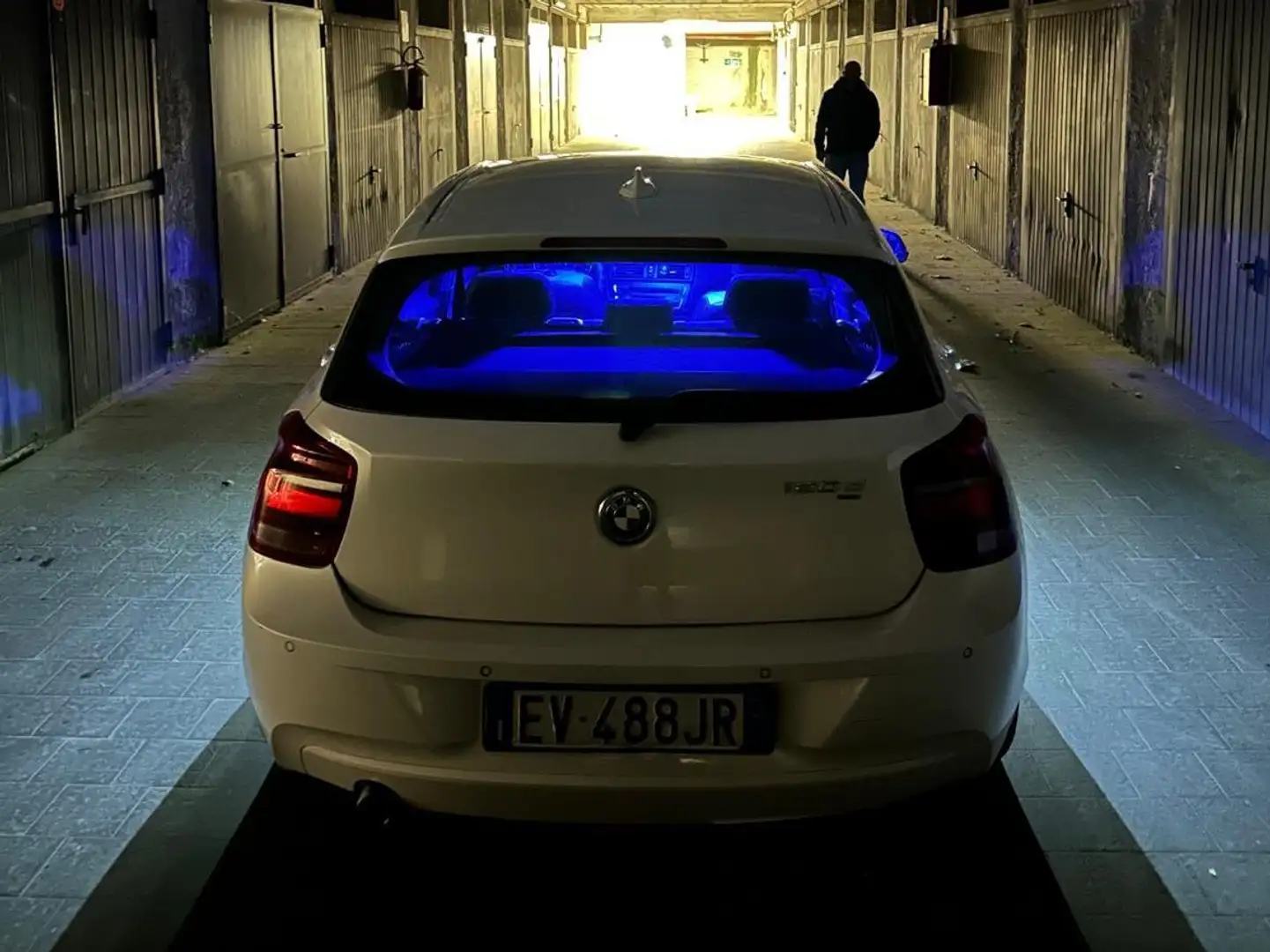 BMW 120 Serie 1 F/20-21 2011 120d 5p Urban Bianco - 2