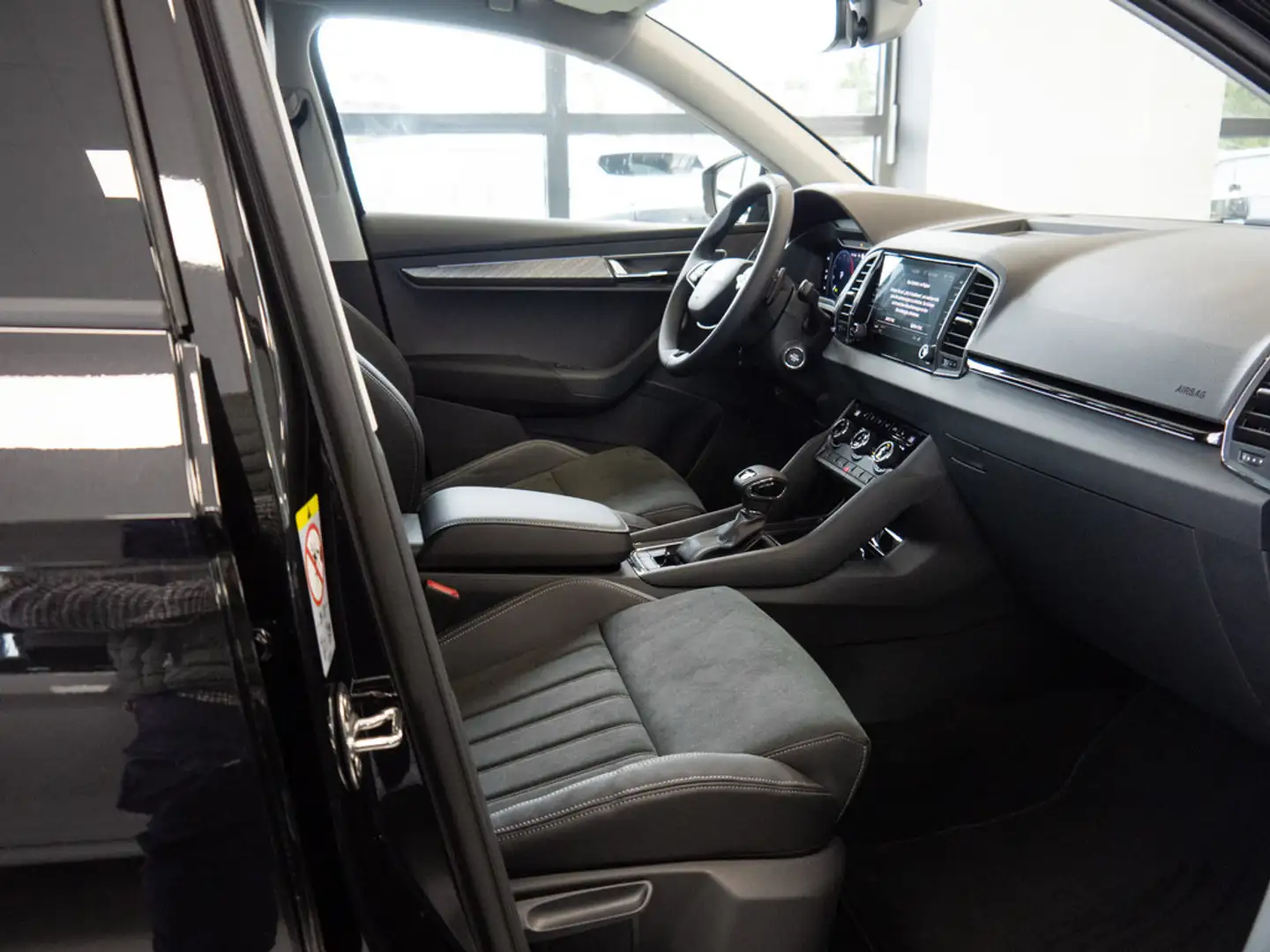 Skoda Karoq 2.0 TDI Drive SHZ KAMERA NAVI AHK ACC Schwarz - 2