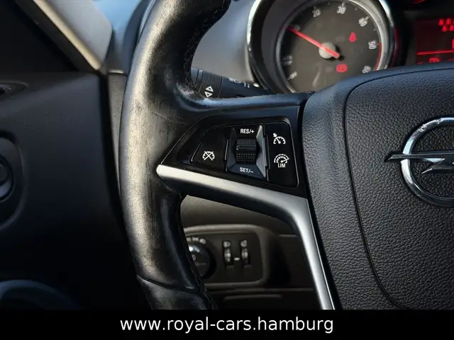 Opel Zafira Tourer view 22