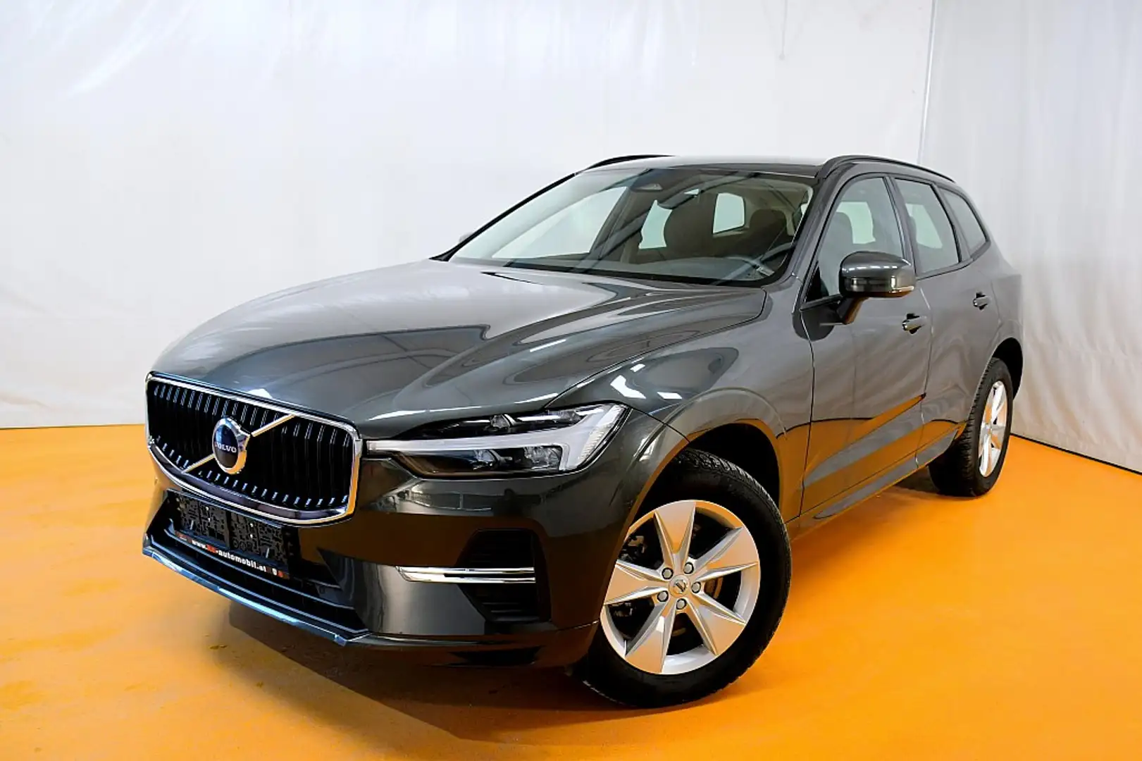 Volvo XC60 B4 Momentum AWD Geartronic Grau - 1
