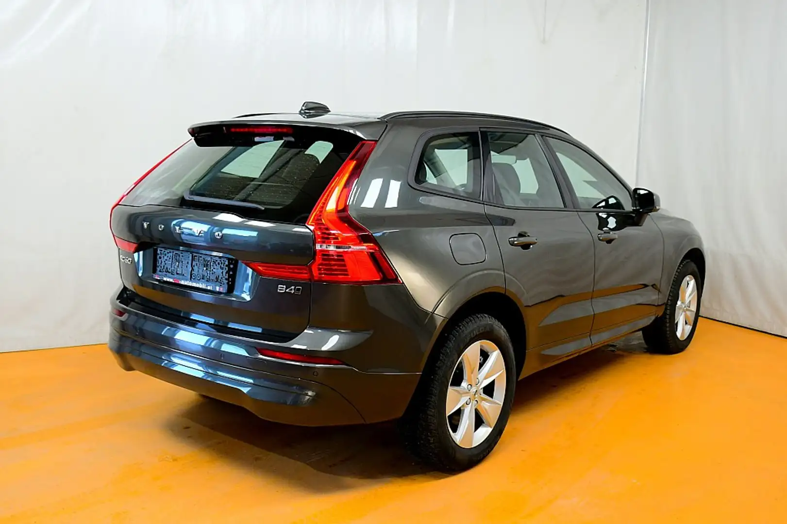Volvo XC60 B4 Momentum AWD Geartronic Grau - 2