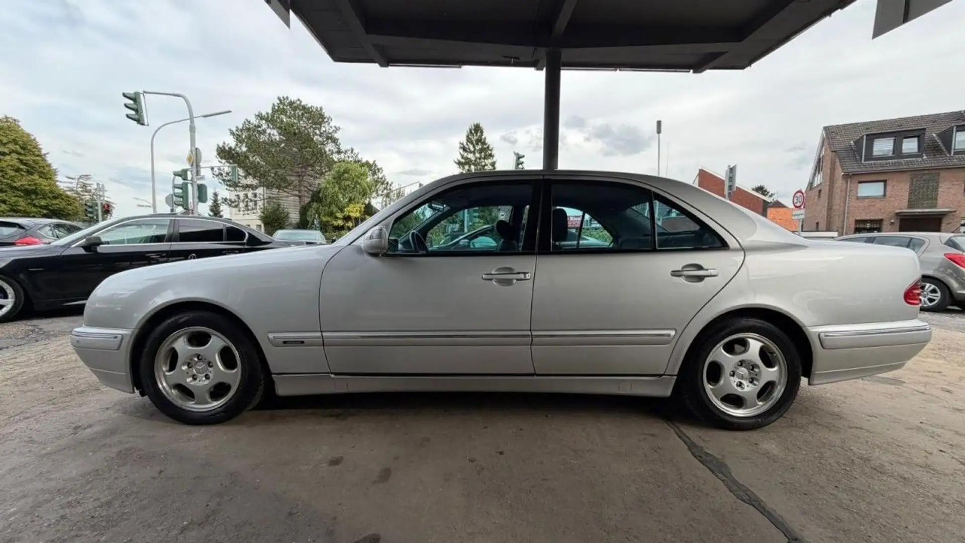 Mercedes-Benz E 200 E -Klasse Lim.E200*Automatik*Tempo*Pdc*Ahk*Xenon Silber - 2