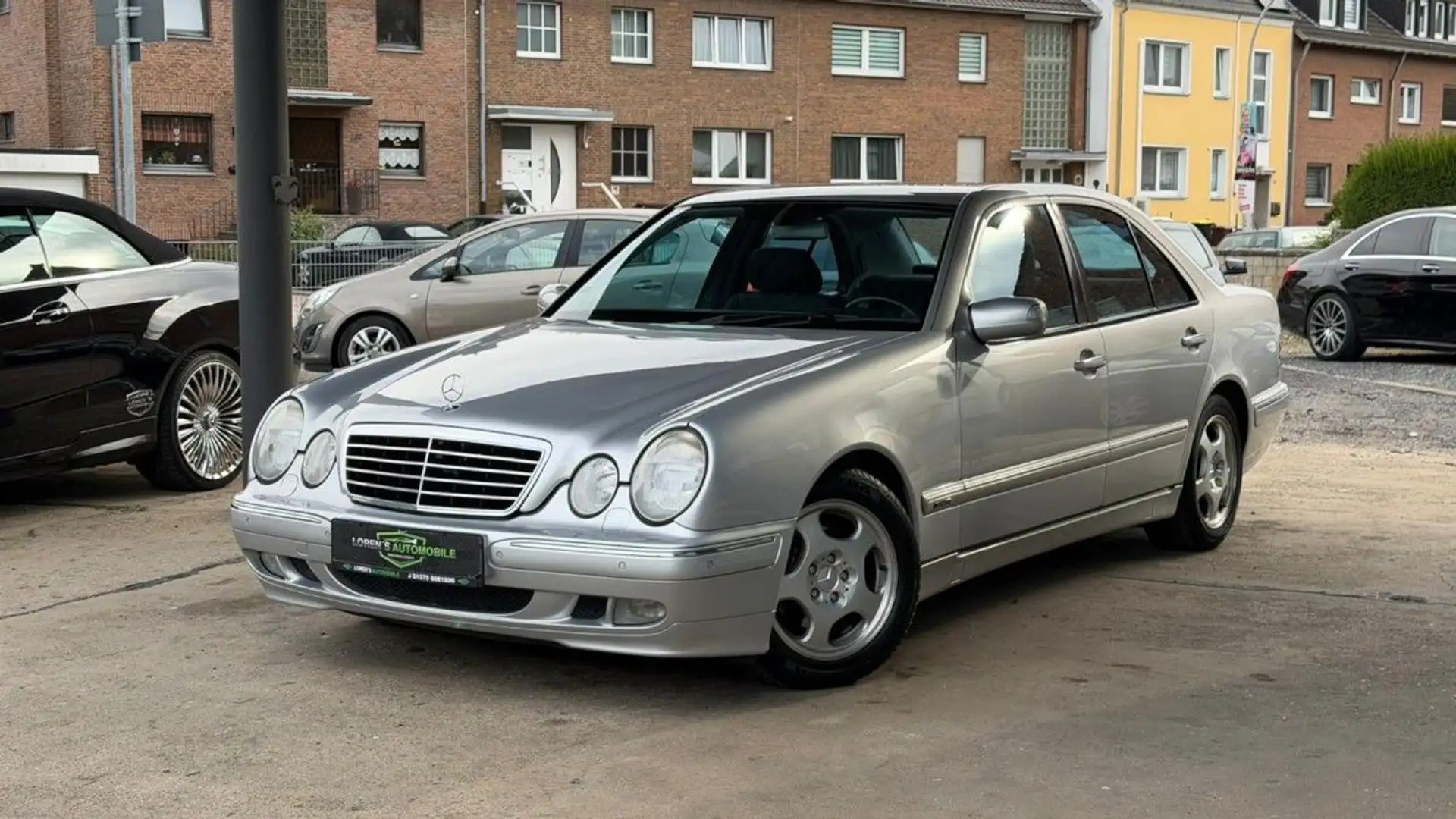 Mercedes-Benz E 200 E -Klasse Lim.E200*Automatik*Tempo*Pdc*Ahk*Xenon Silber - 1