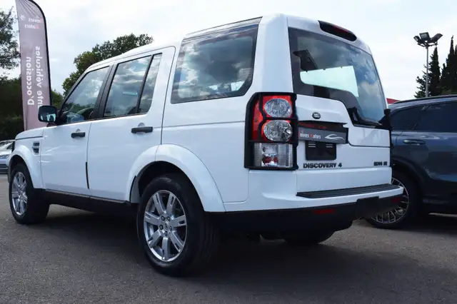 Land Rover Discovery view 3
