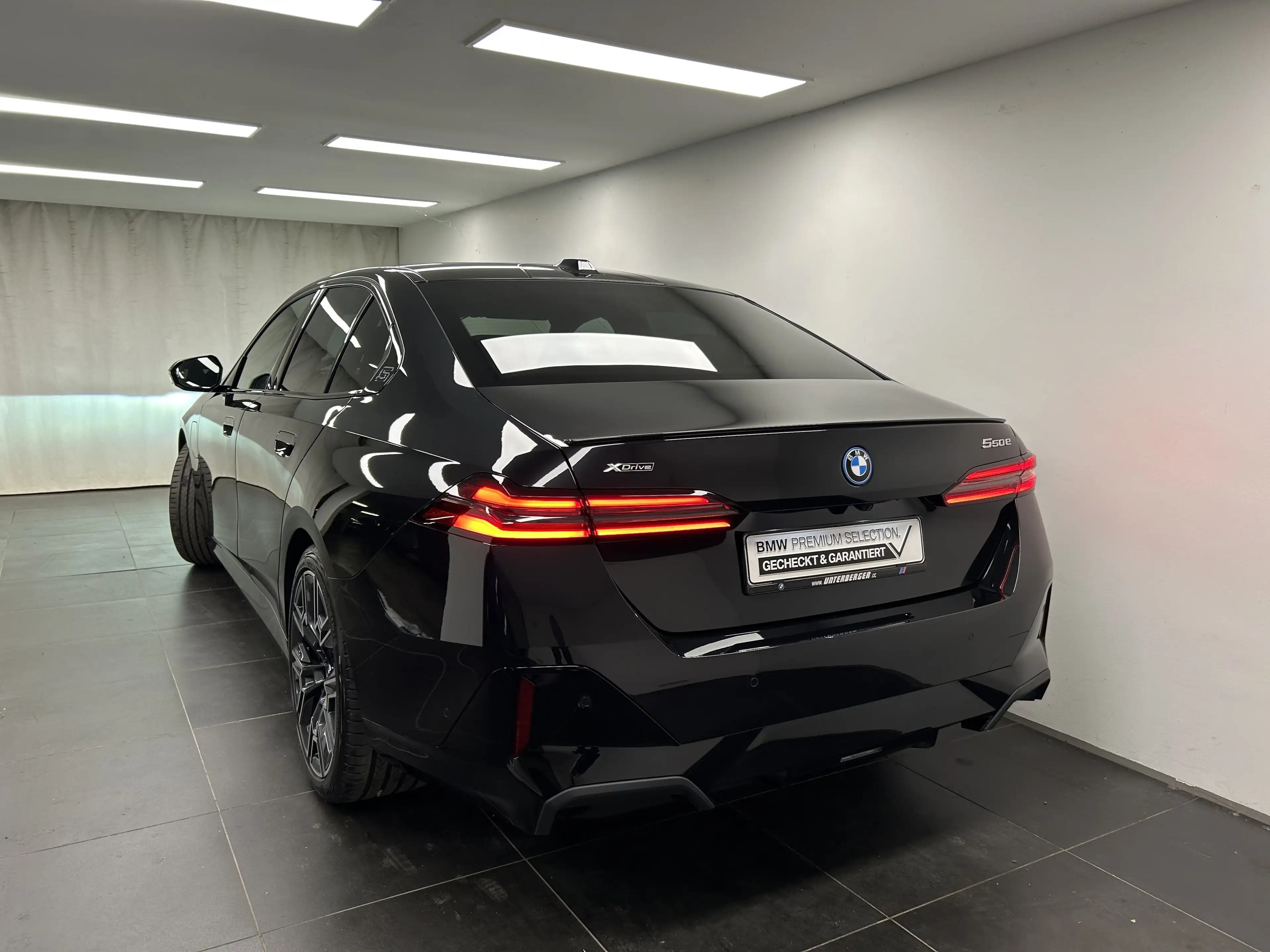 BMW 550 e xDrive Limousine — photo 13