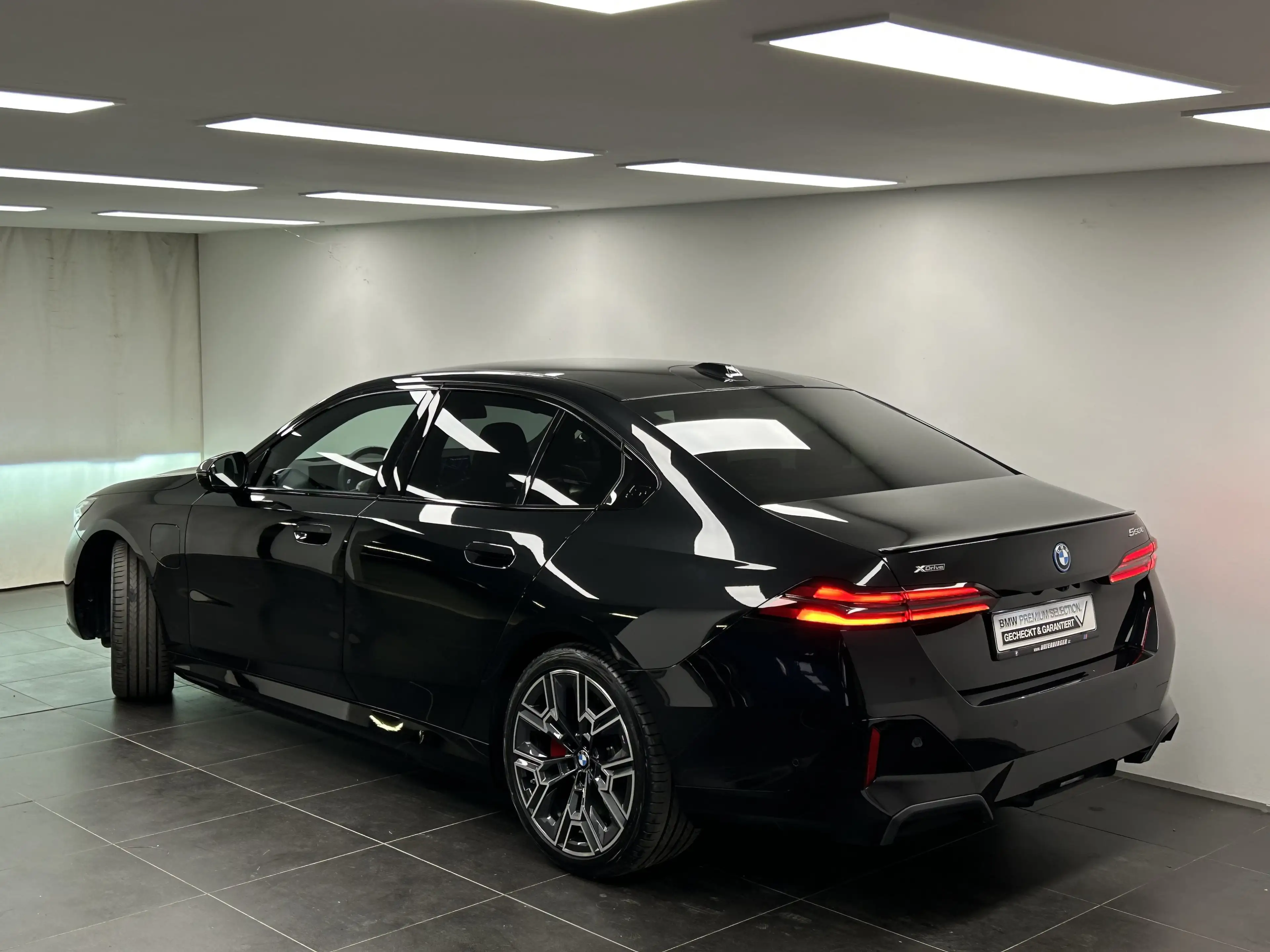 BMW 550 e xDrive Limousine — photo 4