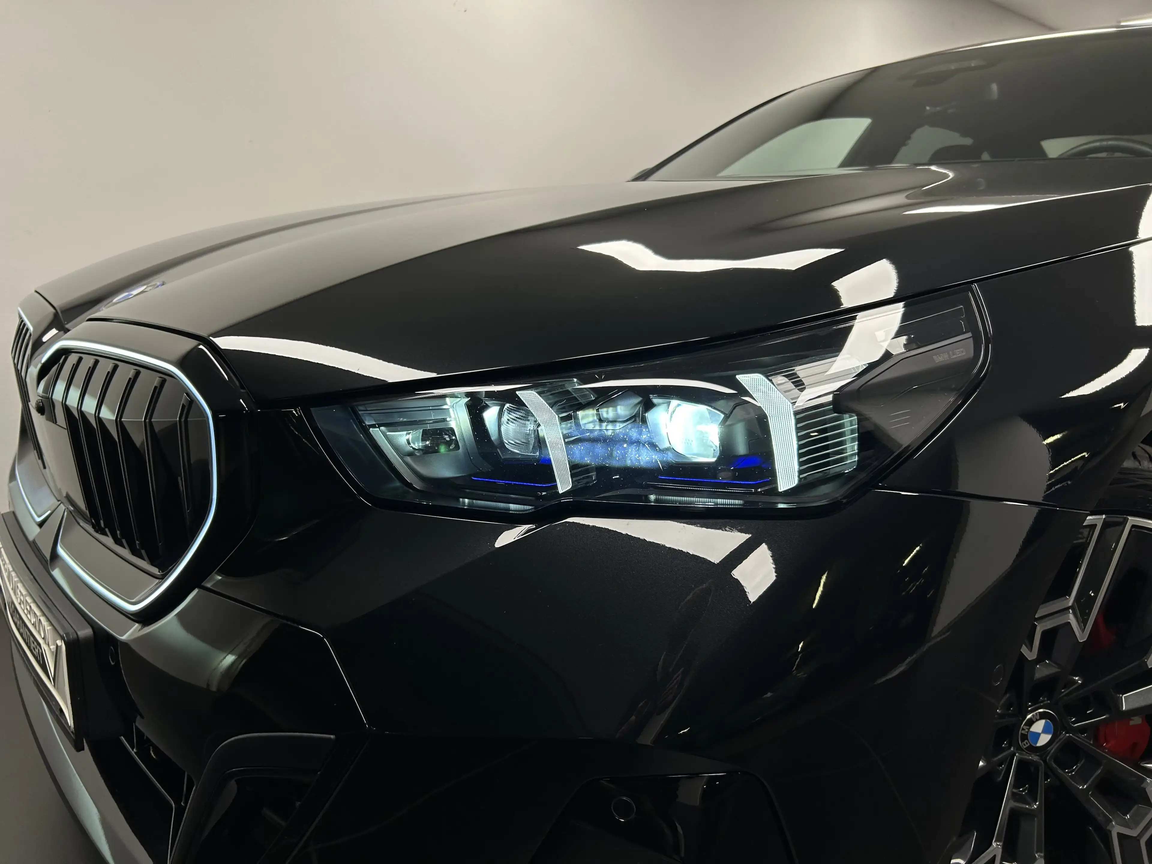 BMW 550 e xDrive Limousine — photo 9