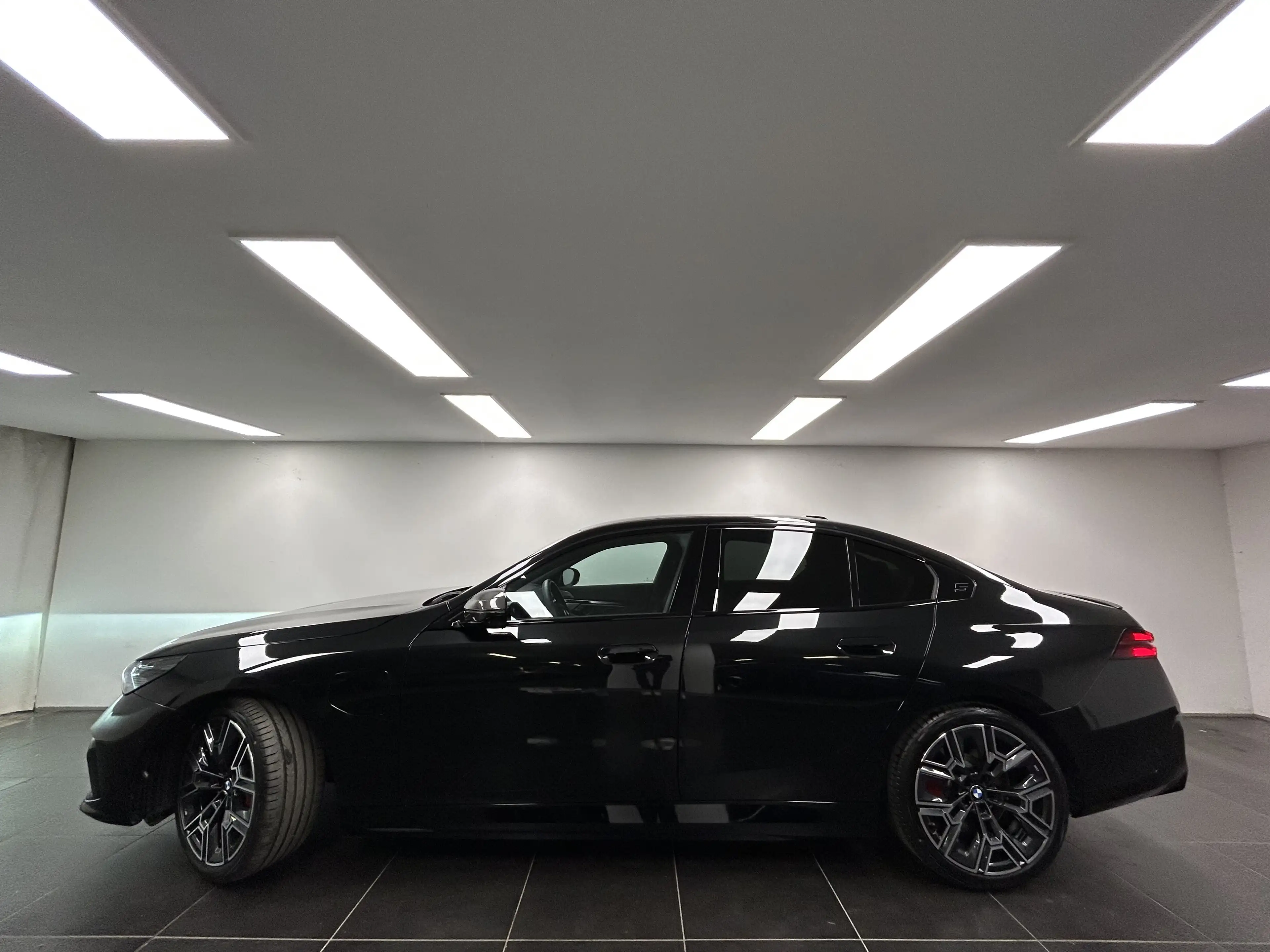 BMW 550 e xDrive Limousine — photo 3