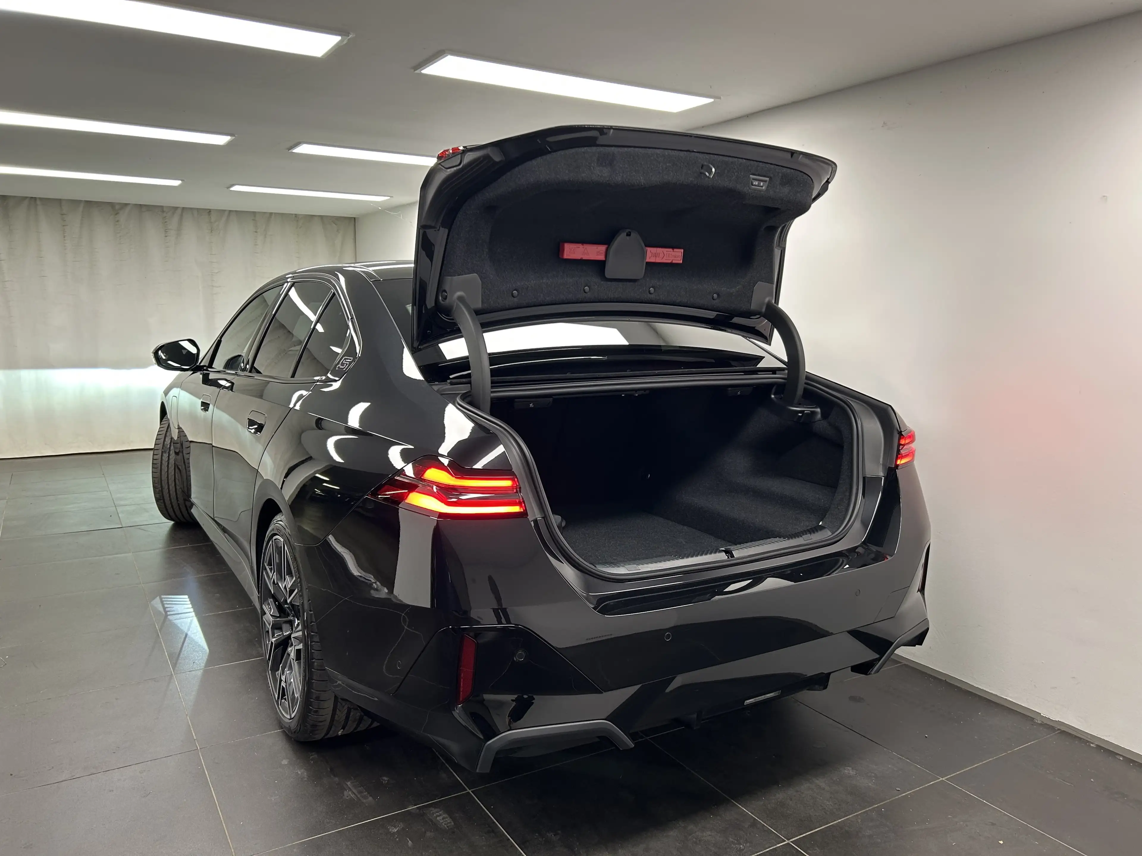 BMW 550 e xDrive Limousine — photo 14