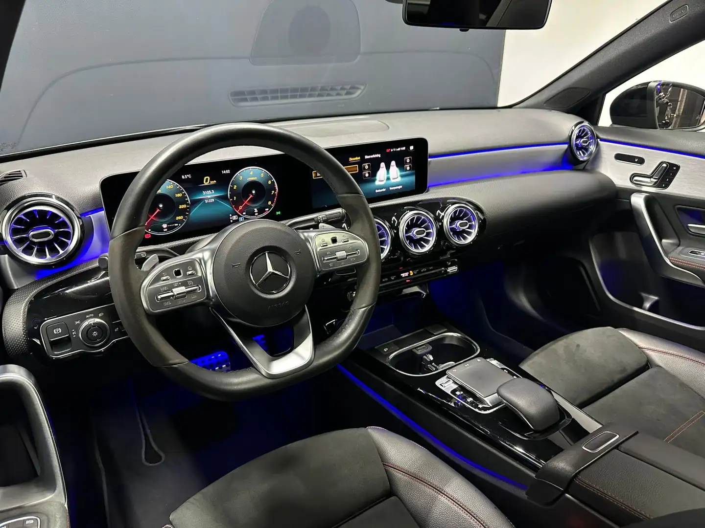 Mercedes-Benz A 180 AMG Line Premium Plus Memory Pano Stoelmassage Cam Zwart - 2