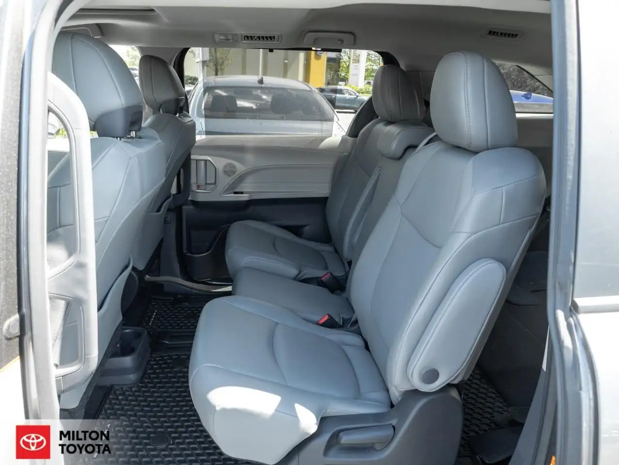 Toyota Sienna снимка Toyota Sienna