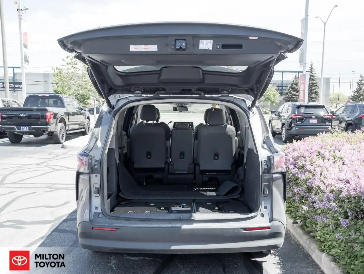 Toyota Sienna снимка Toyota Sienna