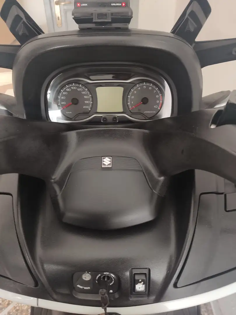 Suzuki Burgman 650 Alb - 2