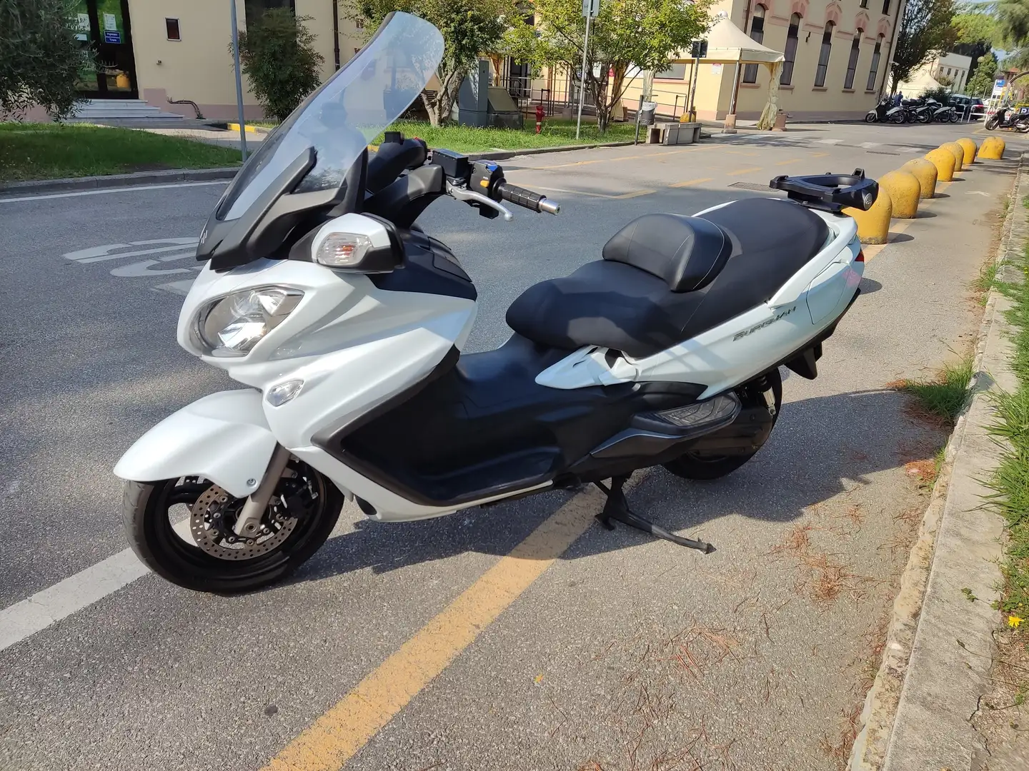 Suzuki Burgman 650 Alb - 1