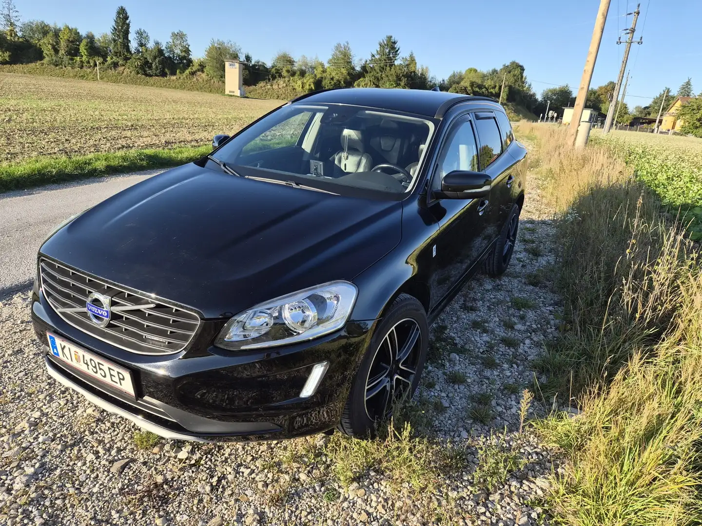 Volvo XC60 D3 Kinetic Schwarz - 2
