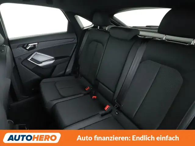 Audi Q3 view 14