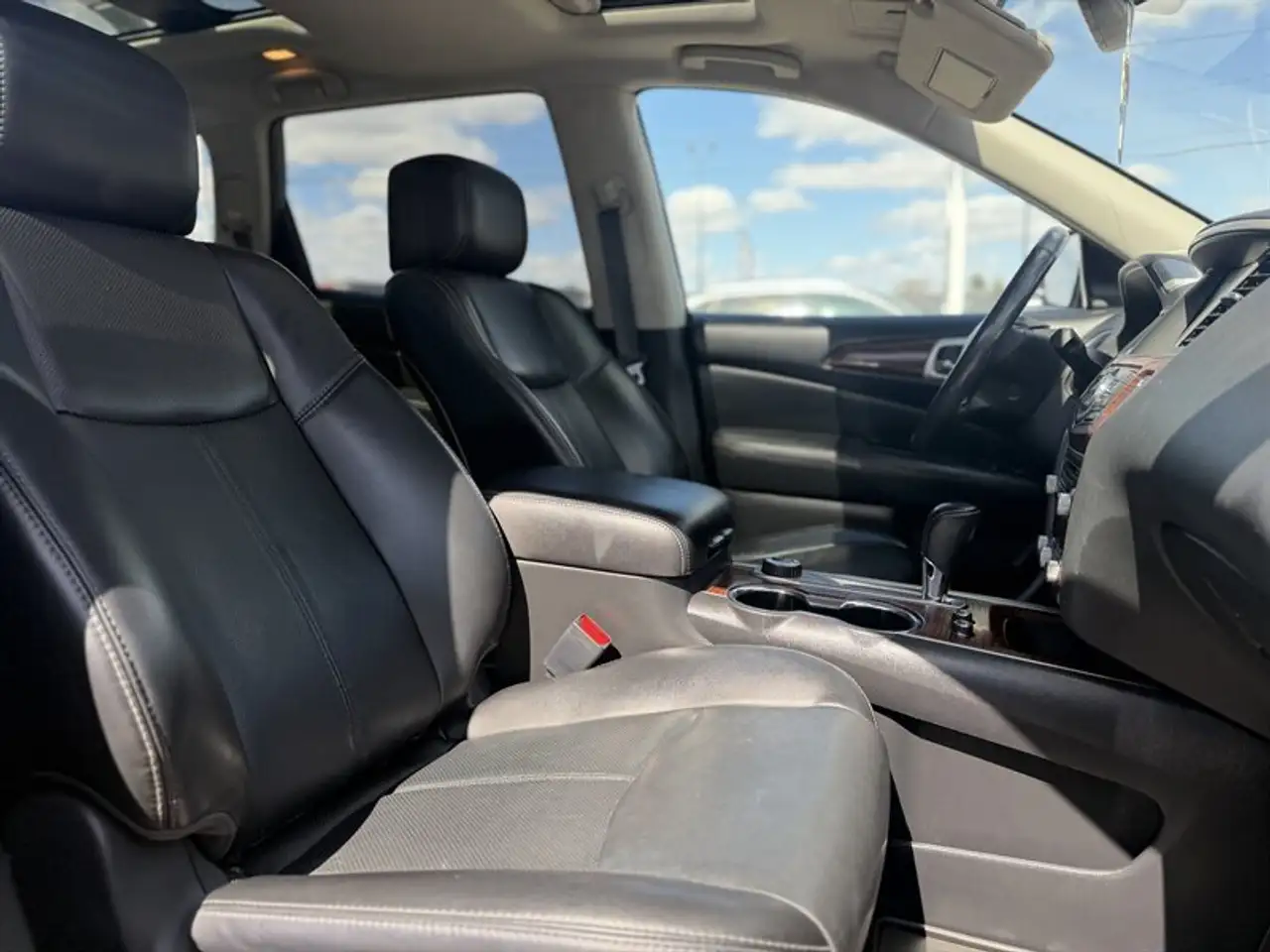 Nissan Pathfinder снимка Nissan Pathfinder