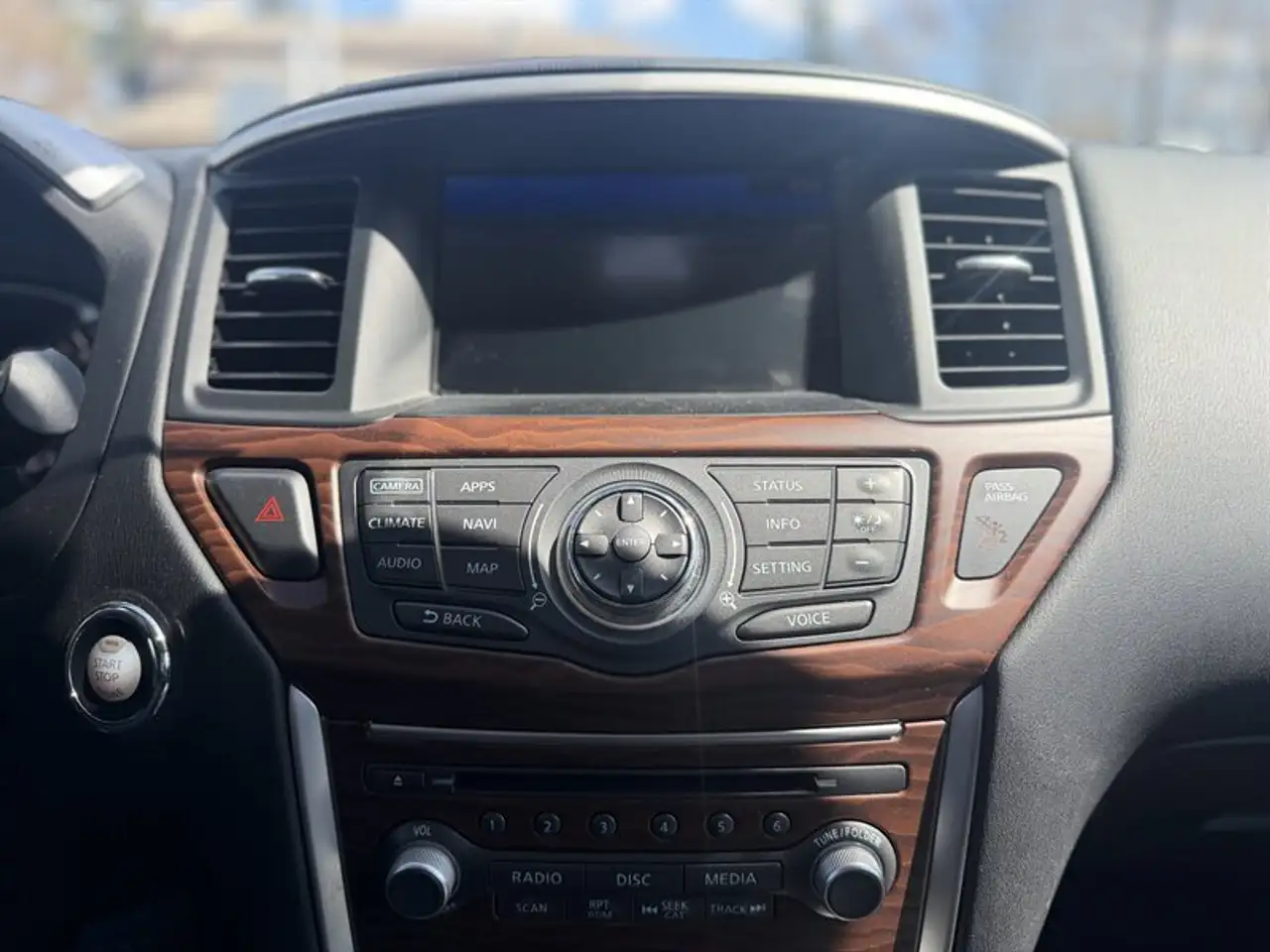 Nissan Pathfinder снимка Nissan Pathfinder
