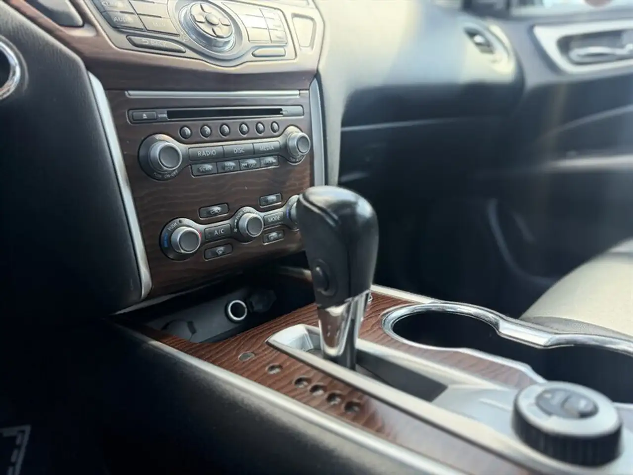Nissan Pathfinder снимка Nissan Pathfinder