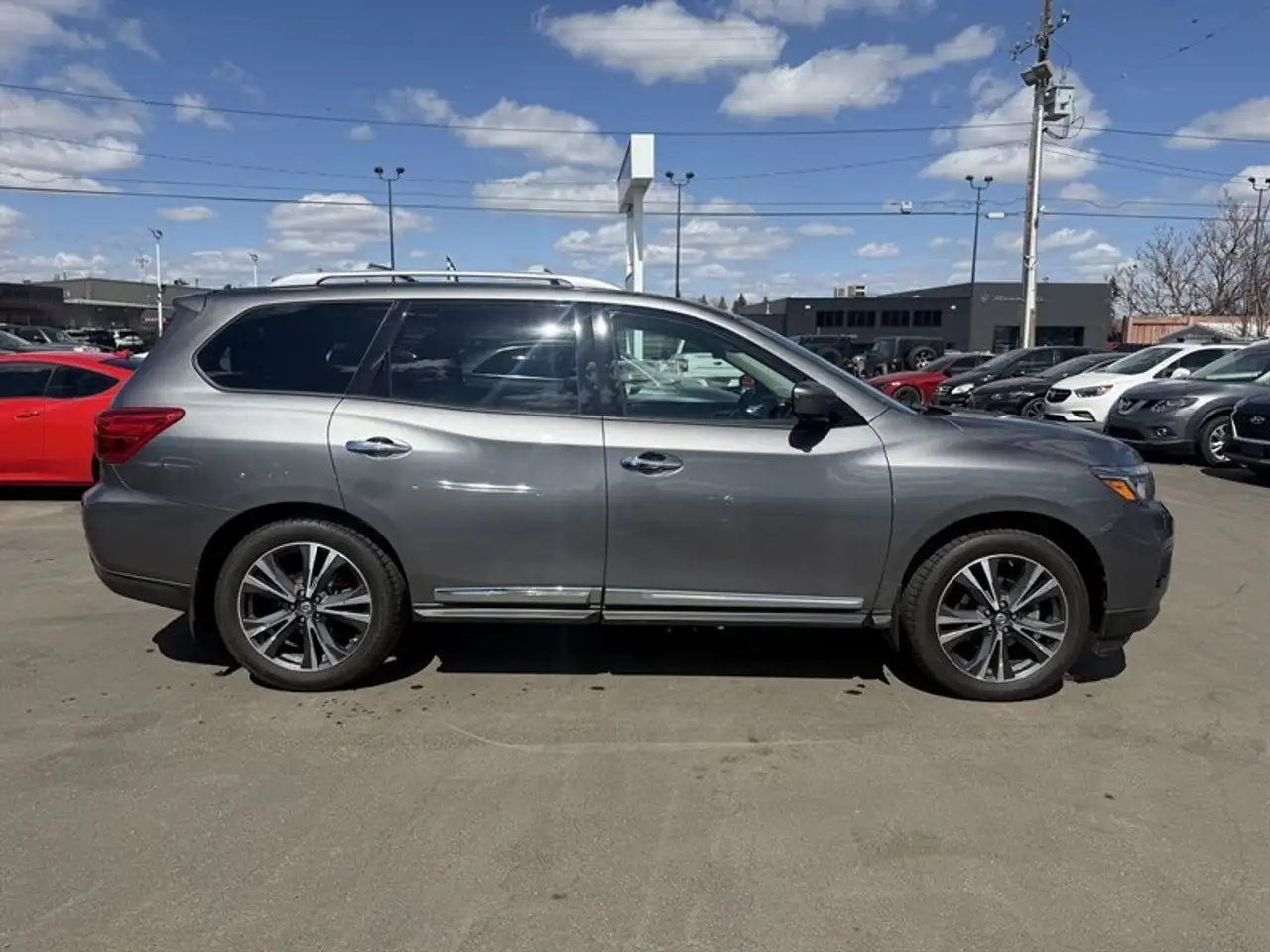 Nissan Pathfinder снимка Nissan Pathfinder