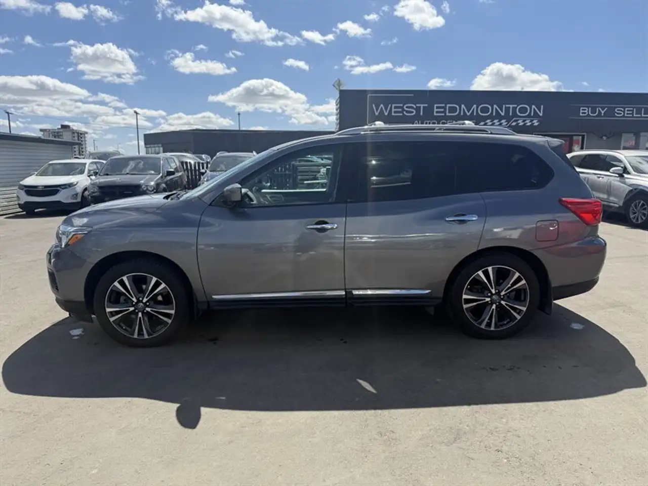 Nissan Pathfinder снимка Nissan Pathfinder