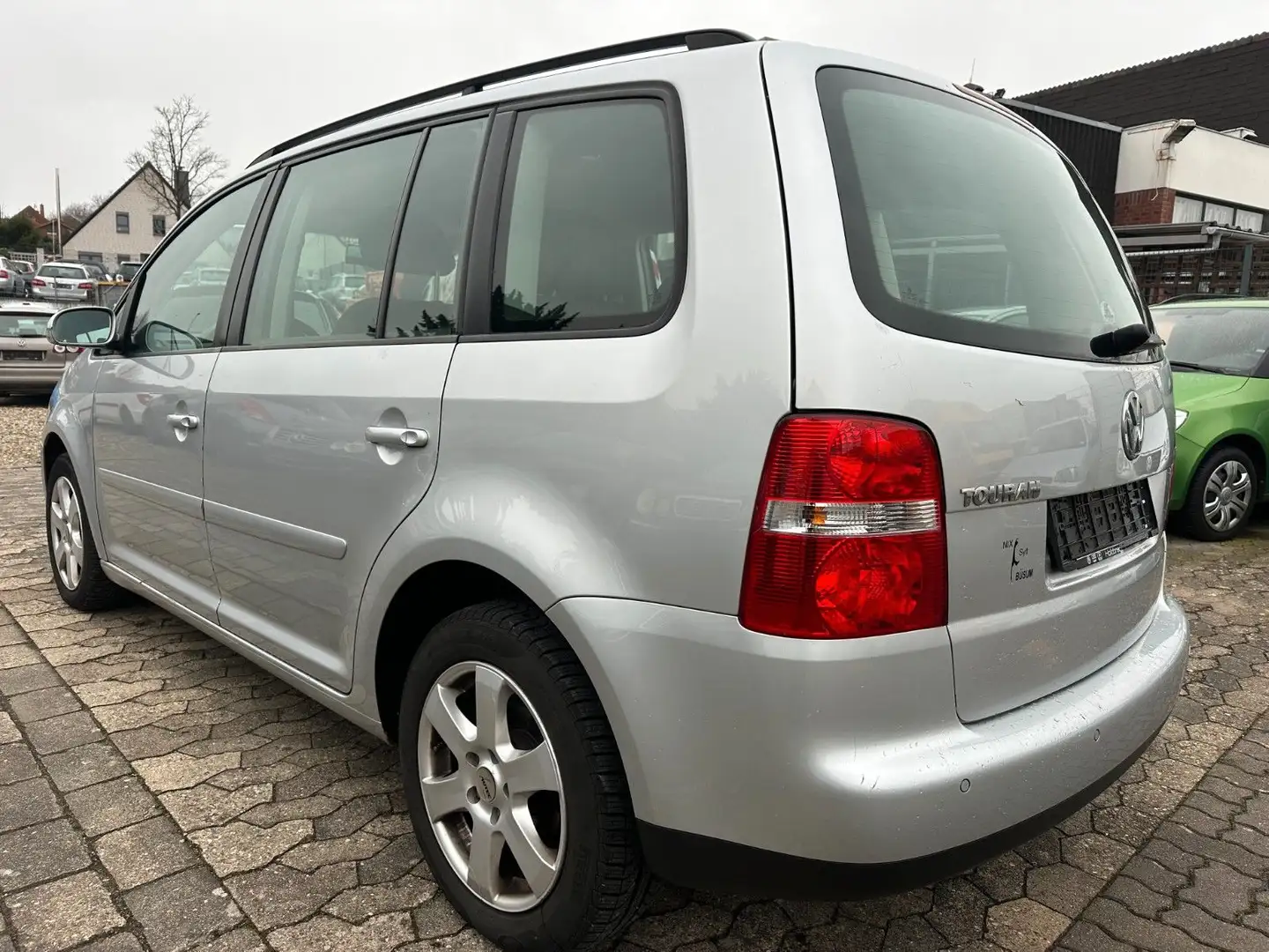Volkswagen Touran 1,6i Automatik,Klimaautomatik,1-Hand Silber - 2