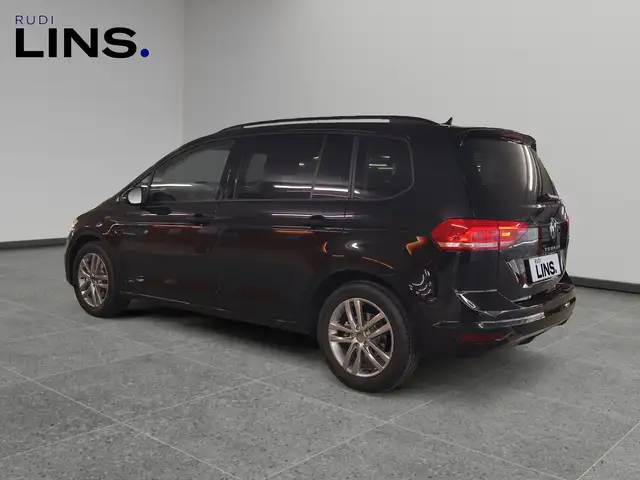 Volkswagen Touran view 3