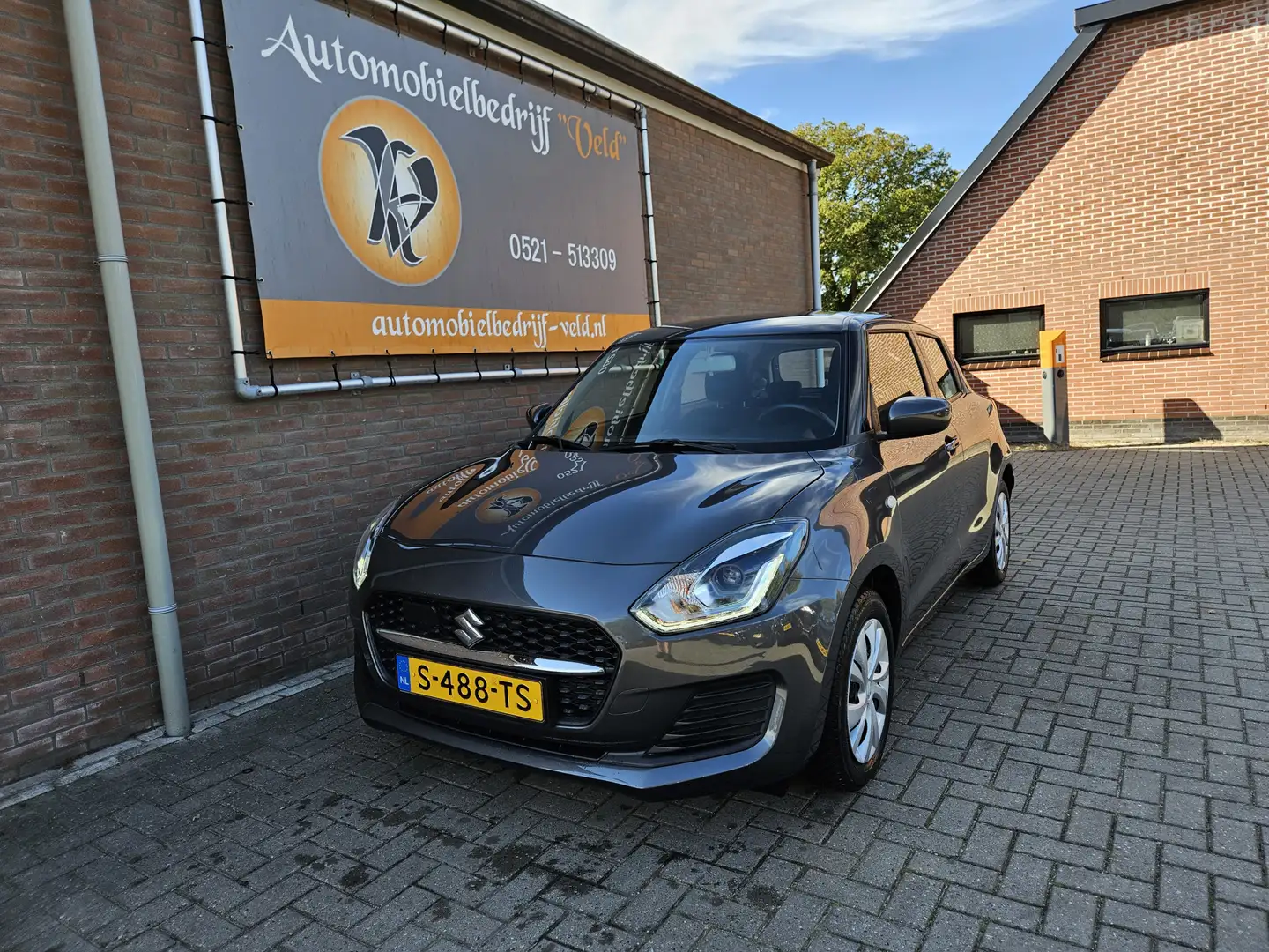 Suzuki Swift 1.2 Comfort Smart Hybrid Grijs - 1