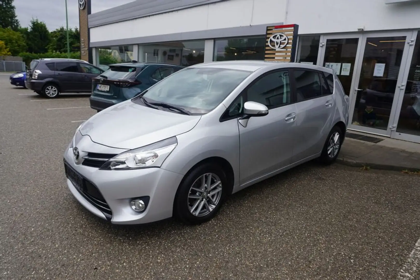 Toyota Verso 1,6 D-4D *7-SITZE*AHK*KAMERA* Silber - 2