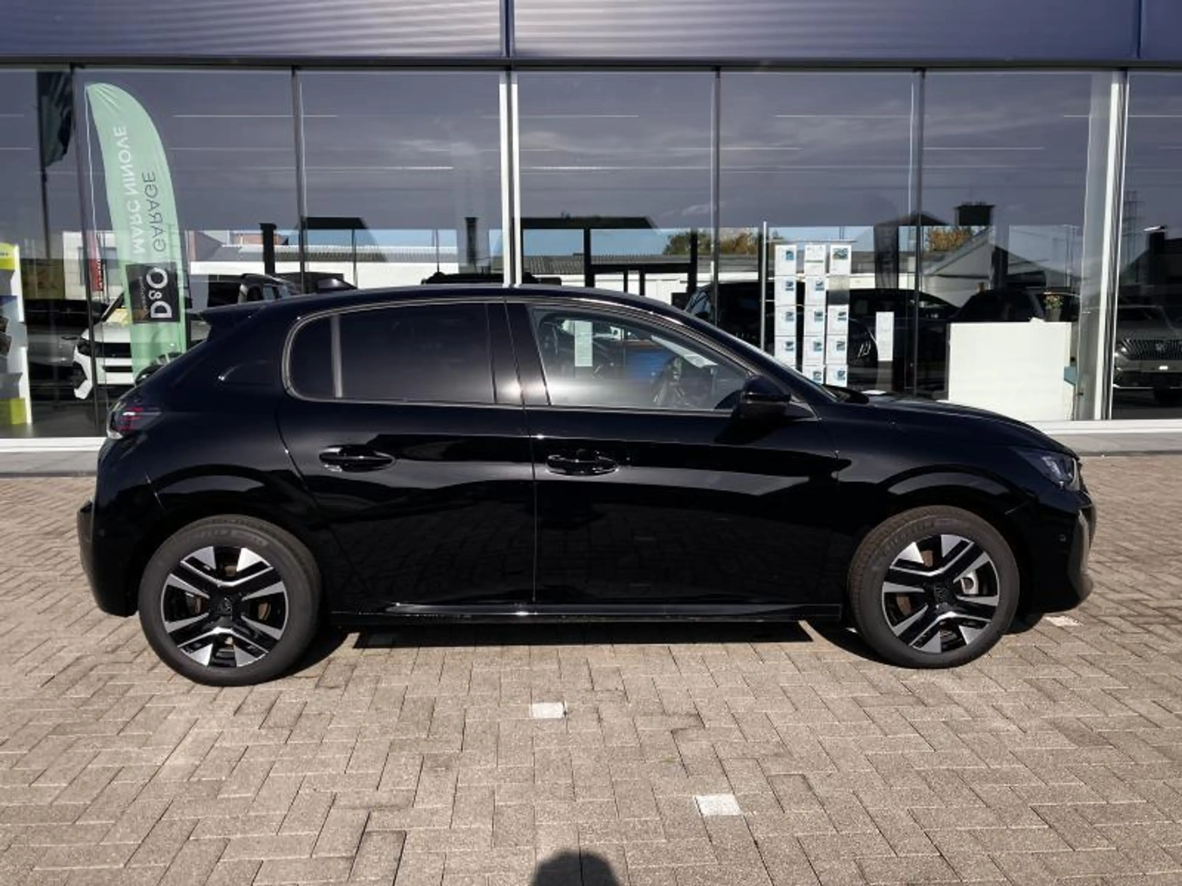 Peugeot 208 II & e- Allure — photo 3