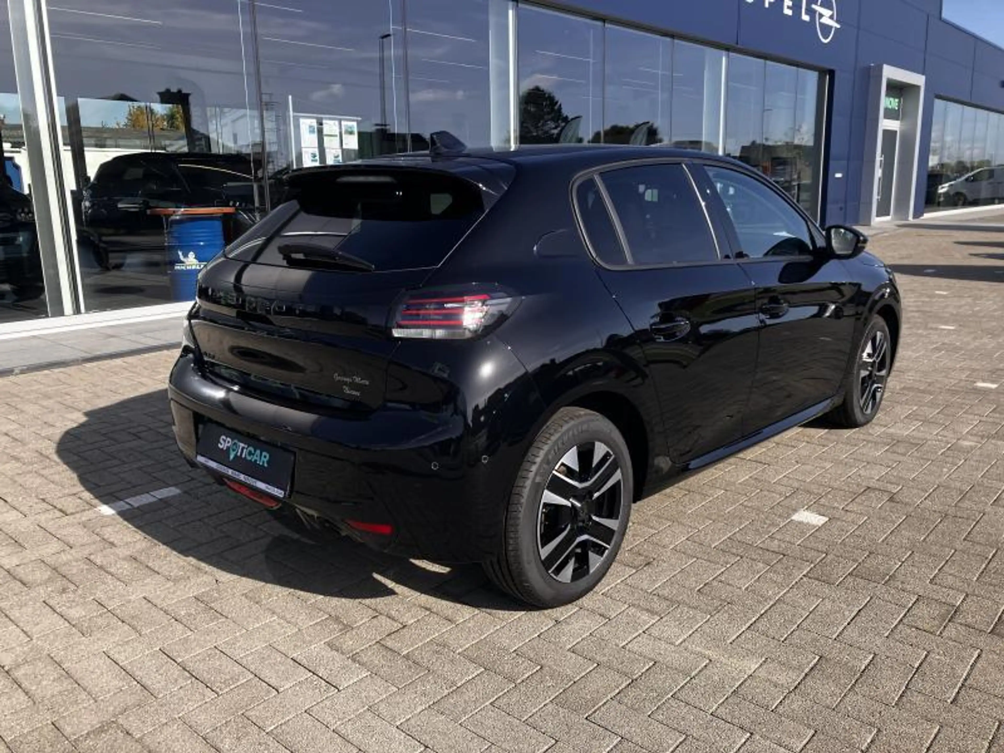 Peugeot 208 II & e- Allure — photo 4