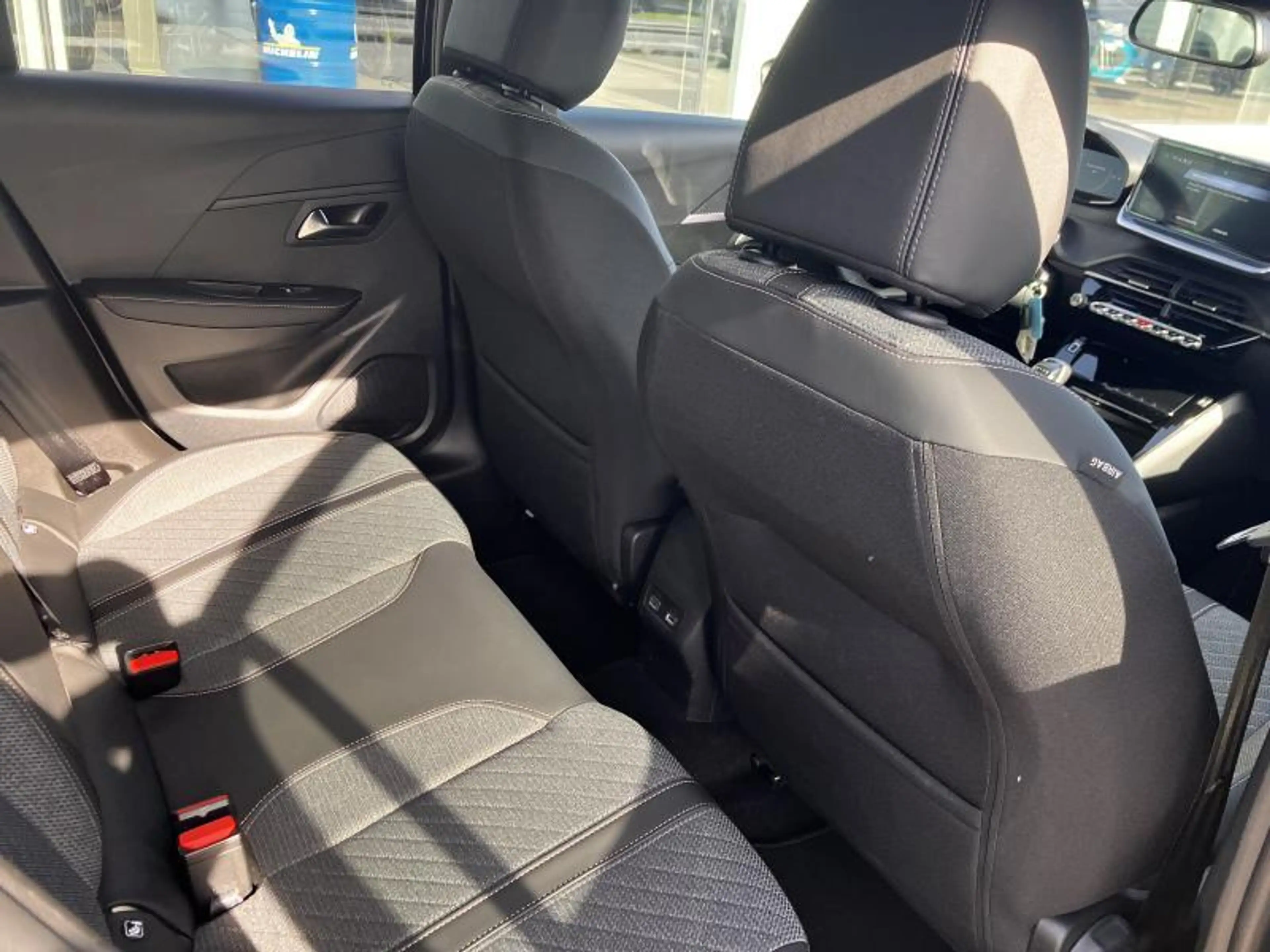 Peugeot 208 II & e- Allure — photo 9