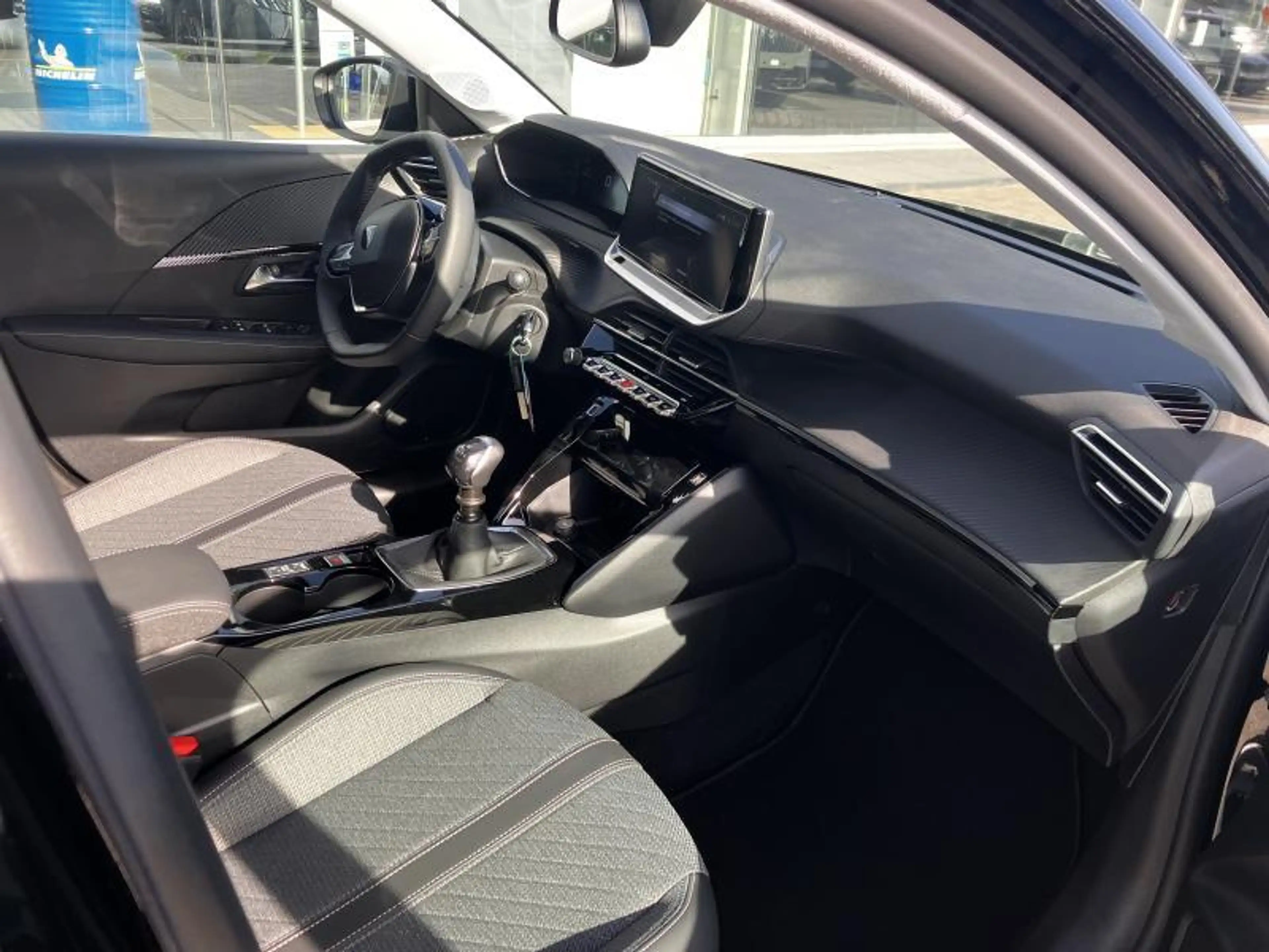 Peugeot 208 II & e- Allure — photo 10